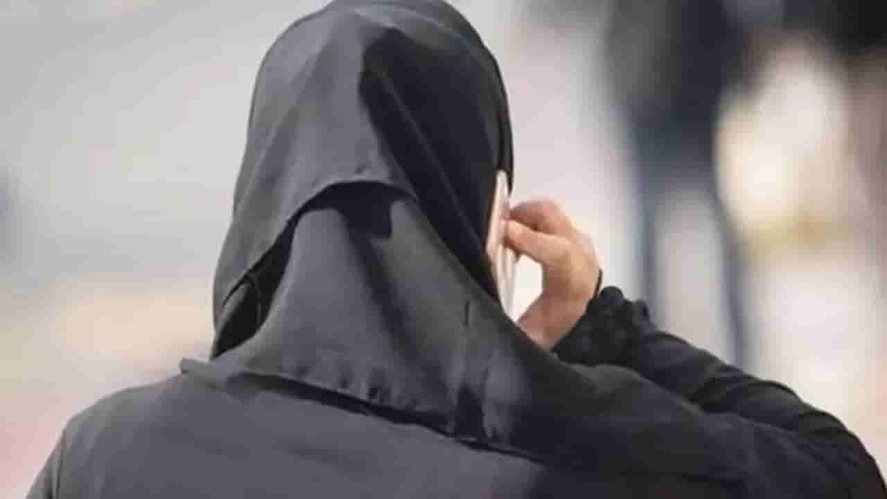 బుర్ఖా ధరించి లేడీస్‌ బాత్‌రూమ్‌లోకి వెళ్లిన పురుషుడు! అతనితో పాటు ఓ మహిళ కూడా..