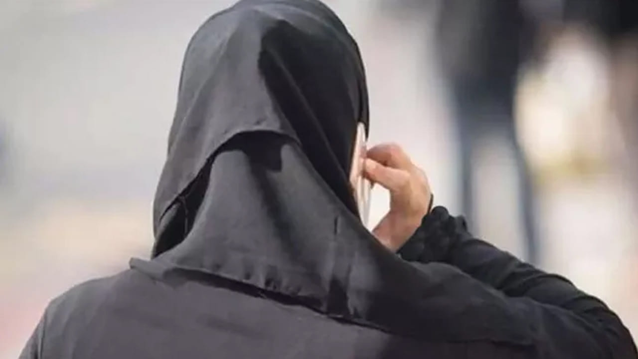 బుర్ఖా ధరించి లేడీస్‌ బాత్‌రూమ్‌లోకి వెళ్లిన పురుషుడు! అతనితో పాటు ఓ మహిళ కూడా..