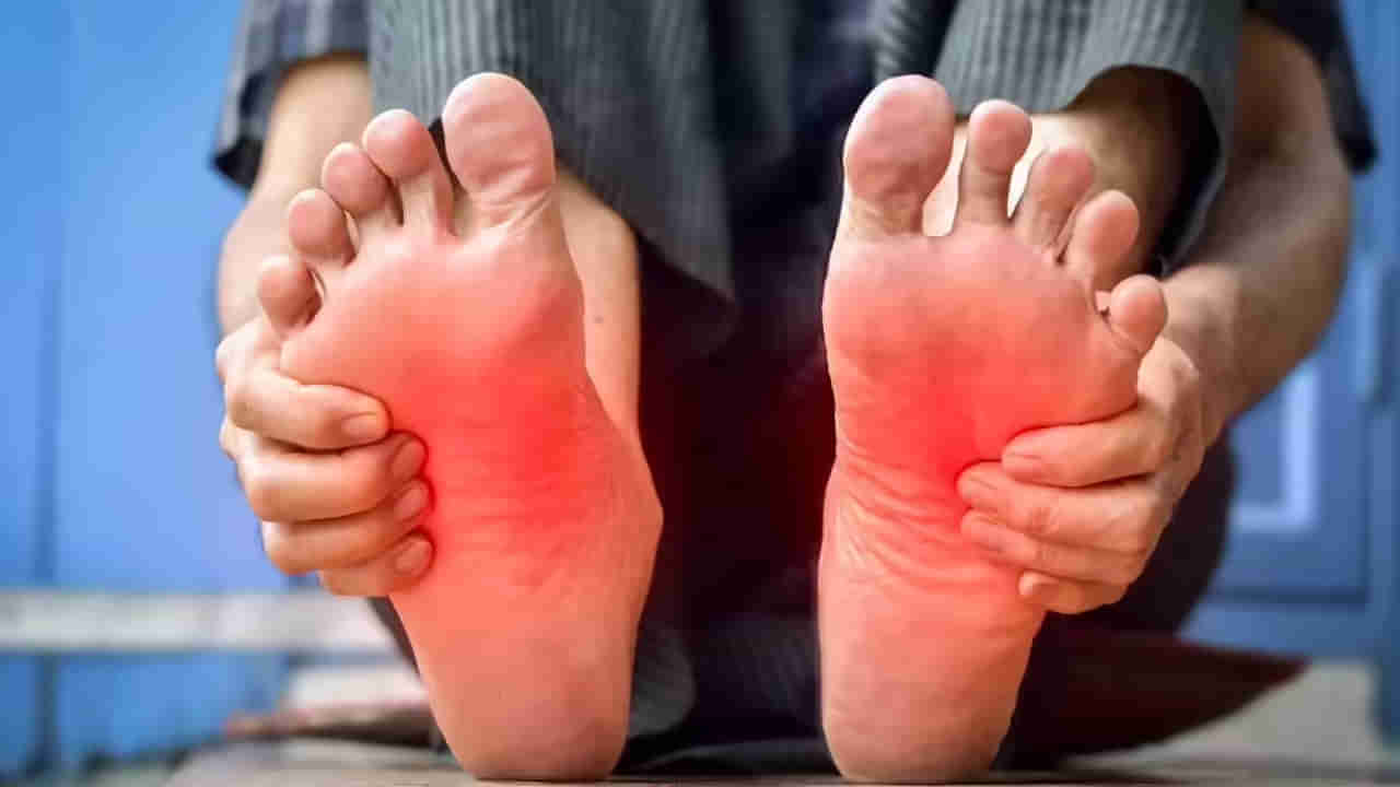 Health Care: అరికాళ్లలో మంటను లైట్ తీసుకుంటున్నారా..? తీవ్రమైన రోగాలకు సంకేతం కావొచ్చు..!