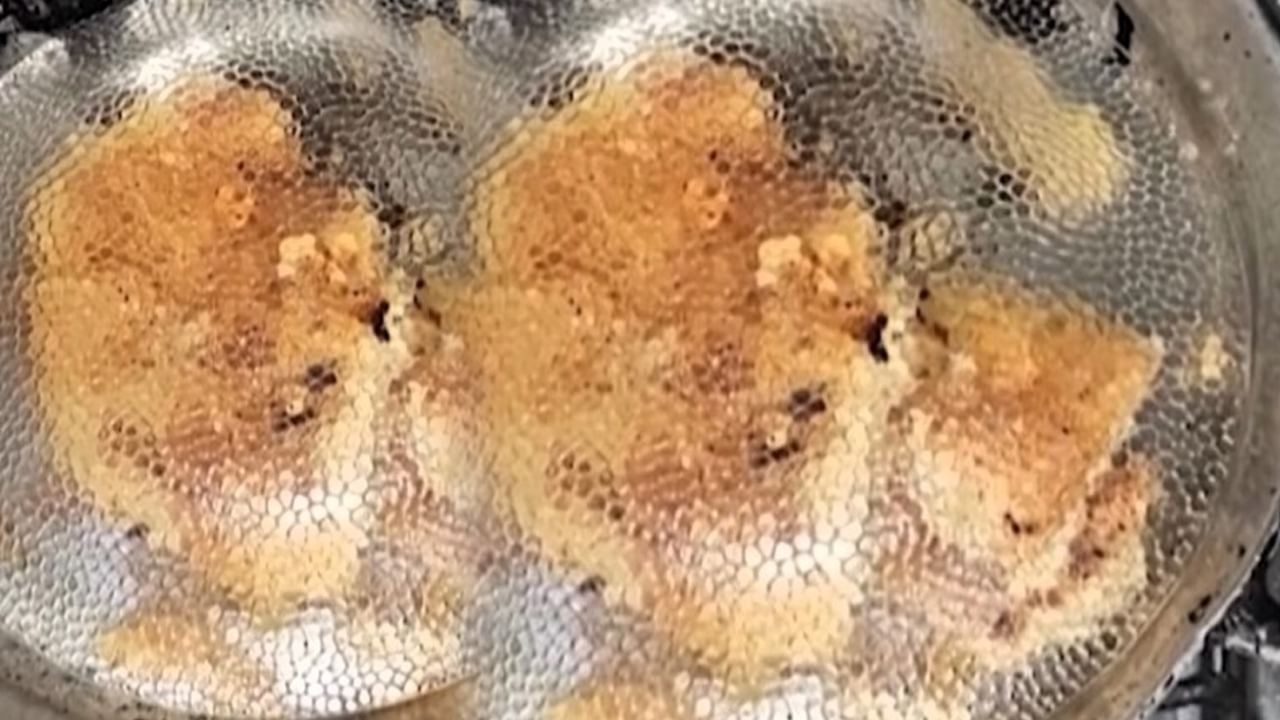 Viral: ఇష్టంగా నోరూరించే కేక్ తిన్న అమ్మాయిలు.. ఆపై వాంతులతో ఆస్పత్రికి.. సీన్ కట్ చేస్తే.! Viral: ఇష్టంగా నోరూరించే కేక్ తిన్న అమ్మాయిలు.. ఆపై వాంతులతో ఆస్పత్రికి.. సీన్ కట్ చేస్తే.!