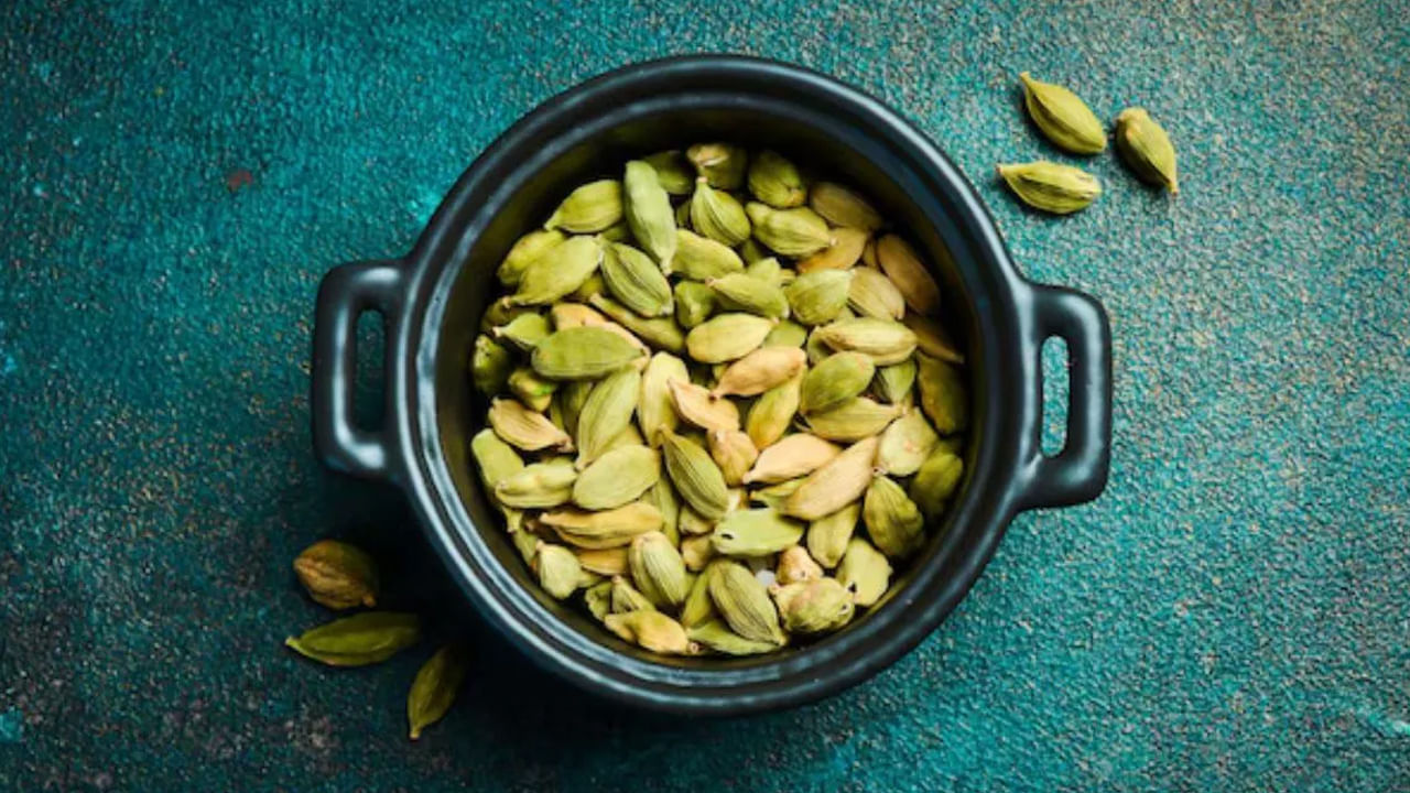 చాలా మంది యాలకులను టీ, బిర్యానీ లేదా ఖీర్ వంటి వాటి వాటికీ రుచిని పెంచే మసాలా దినుసుగా భావిస్తారు. అయితే వాస్తవానికి ఈ చిన్న సువాసనగల యాలకులు ఆరోగ్యానికి ఒక వరం. రాత్రి భోజనం తర్వాత కేవలం రెండు ఆకుపచ్చ యాలకులను నమలడం వల్ల అనేక సమస్యలు నయమవుతాయి. ఈ మసాలా దినుసు యాలకులు  ఆరోగ్యాన్ని ఎలా మెరుగుపరుస్తాయో తెలుసుకోండి.
