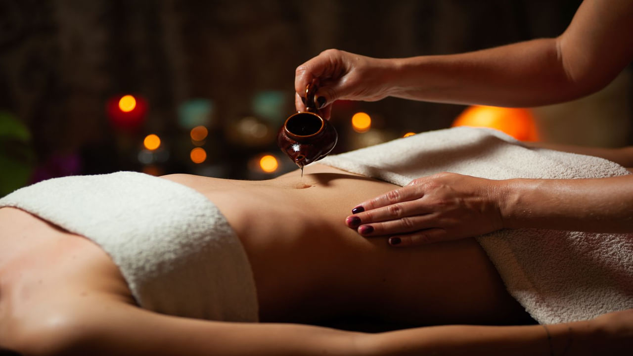 నాభికి ఆముదం నూనె పూయడం వల్ల మలబద్ధకం అదుపులో ఉంటుంది. ప్రతిరోజూ నాభికి ఒక చుక్క ఆముదం నూనె రాయడం వల్ల చర్మ ఇన్ఫెక్షన్ల నుండి రక్షణ లభిస్తుంది. స్త్రీల ఋతు చక్రంలో వచ్చే ఋతు నొప్పుల నుండి ఉపశమనం పొందడానికి ఆముదం ఒక అద్భుతమైన గృహ నివారణ.