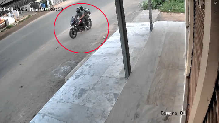 Nandigama: రోడ్డు పక్కన నడుచుకుంటూ వస్తున్న మహిళ.. పల్సర్ బైక్పై వచ్చిన ఇద్దరు.. ఒక్కసారిగా Nandigama: రోడ్డు పక్కన నడుచుకుంటూ వస్తున్న మహిళ.. పల్సర్ బైక్పై వచ్చిన ఇద్దరు.. ఒక్కసారిగా