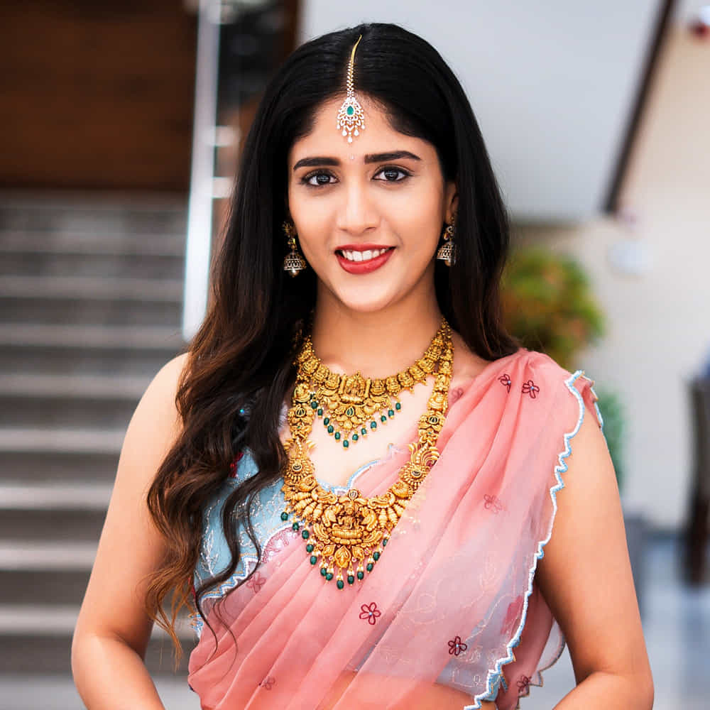 ఇదిలా ఉంటే చాందిని చౌదరిని ఆ మధ్య ఒకరు బెదిరించారట. గెస్ట్ హౌస్ కు రావాలని లేకుంటే ఫోటోలు మార్ఫింగ్ చేస్తా అని బెదిరించారట. అసలు మ్యాటర్ ఏంటంటే.. ఒకరోజు కొత్త నెంబర్ నుంచి చాందిని చౌదరికి మెసేజ్ వచ్చిందట.. ఆ మెసేజ్ లో గెస్ట్ హౌస్ కు రావాలి అని.. లేకుంటే తన ఫోటోలు, వీడియోలు మార్ఫ్ చేస్తా అని ఉందట.