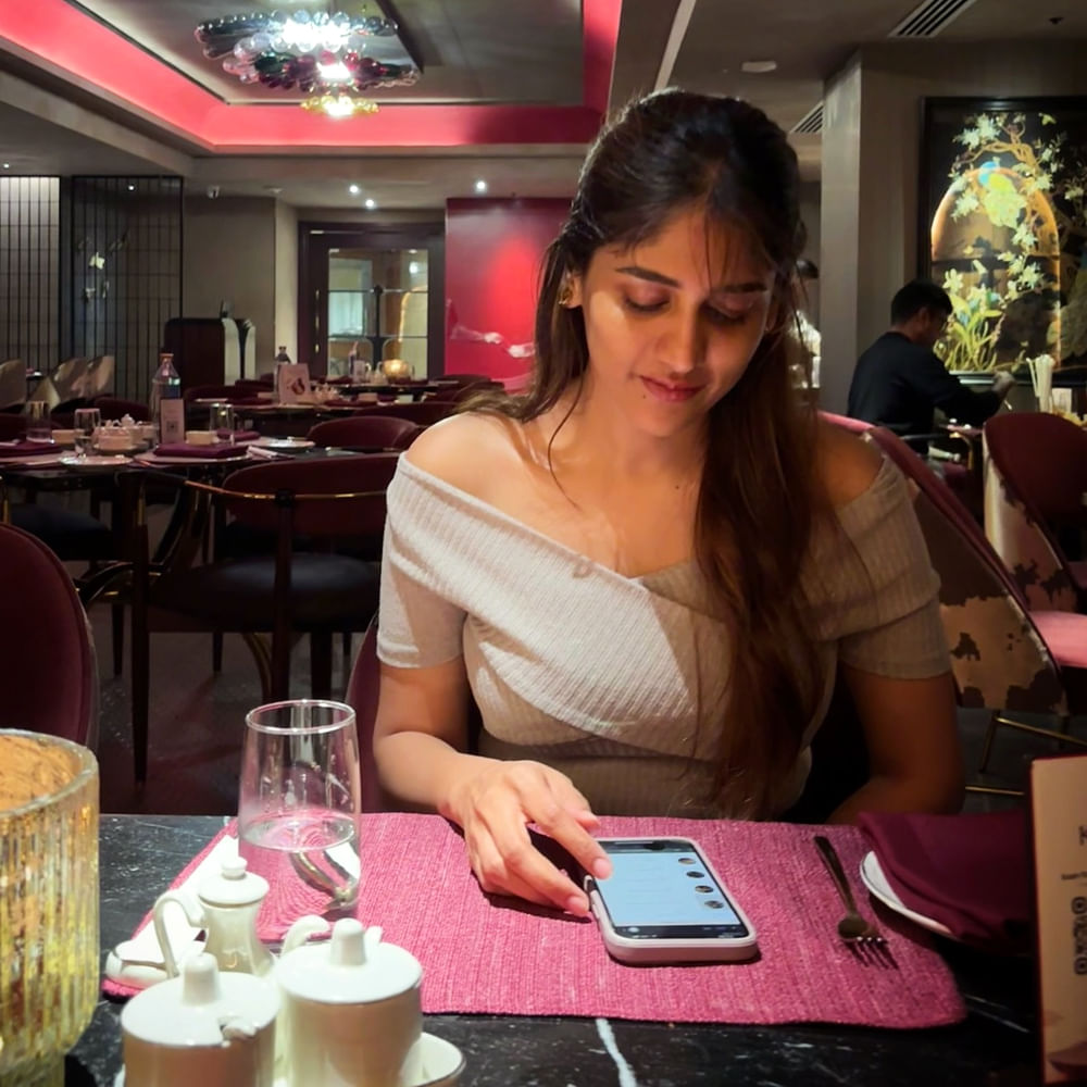 అది చూసిన చాందిని ఏం చెయ్యాలో తెలియక తెగ ఏడ్చేసిందట. అయితే ఆ బెదిరించింది మరెవరో కాదు స్నిగ్ద. టాలీవుడ్ లో టామ్ బాయ్ గా పేరు తెచ్చుకున్న నటి స్నిగ్ధ. ఓ ఇంటర్వ్యూలో పాల్గొన్న స్నిగ్ధకు మీరెప్పుడైన దూల పని చేశారా.? అనే ప్రశ్న ఎదురైంది.అయితే ఇలా తాను చాందిని చౌదరిని సరదాగా ఏడిపించా అని తెలిపింది.