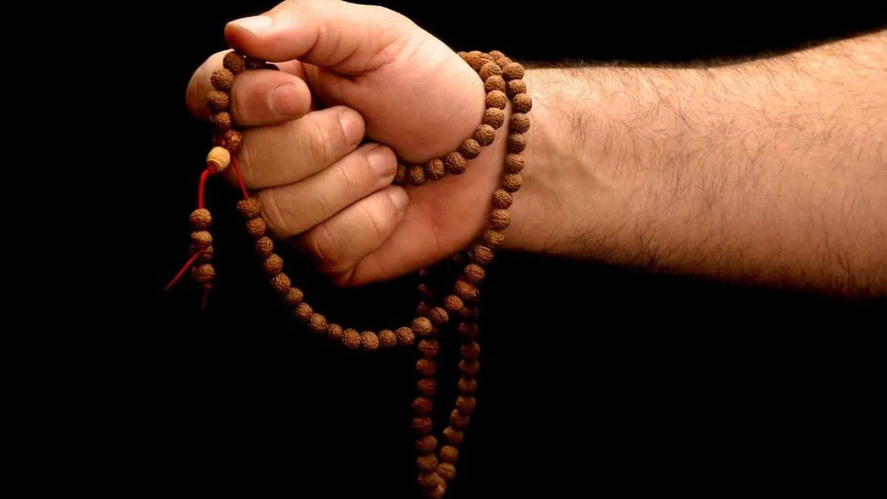 చంద్రగ్రహణం సమయంలో రాహువు అశాంతి శక్తిని సమతుల్యం చేయడానికి.. ధ్యానం చేసి మంత్రాలను జపించండి. ఈ సమయంలో దేవుని నామాన్ని జపించడం, భజనలు లేదా మంత్రాలను జపించడం శుభప్రదం.  ఫలవంతమైనది. గ్రహణం సమయంలో విష్ణువు, శివుడు లేదా హనుమంతుడి మంత్రాలను జపించండి.
