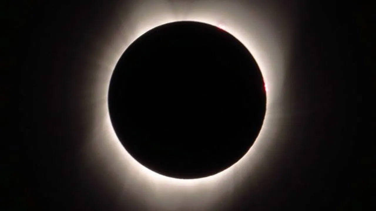  
గ్రహణం సమయంలో పూజలు చేయవద్దు .. ఆర్థిక లేదా భావోద్వేగ నిర్ణయాలు తీసుకోకుండా ఉండండి. గ్రహణం సమయంలో  మనస్సును ప్రశాంతంగా ఉంచుకోవడానికి ప్రయత్నించండి. ముఖ్యమైన నిర్ణయాలు తీసుకోకుండా ఉండండి. భావోద్వేగానికి గురికావద్దు. ఇంట్లోని అన్ని వస్తువులపై దర్భలను లేదా తులసి దళాలను వేసుకోవాలి. 
