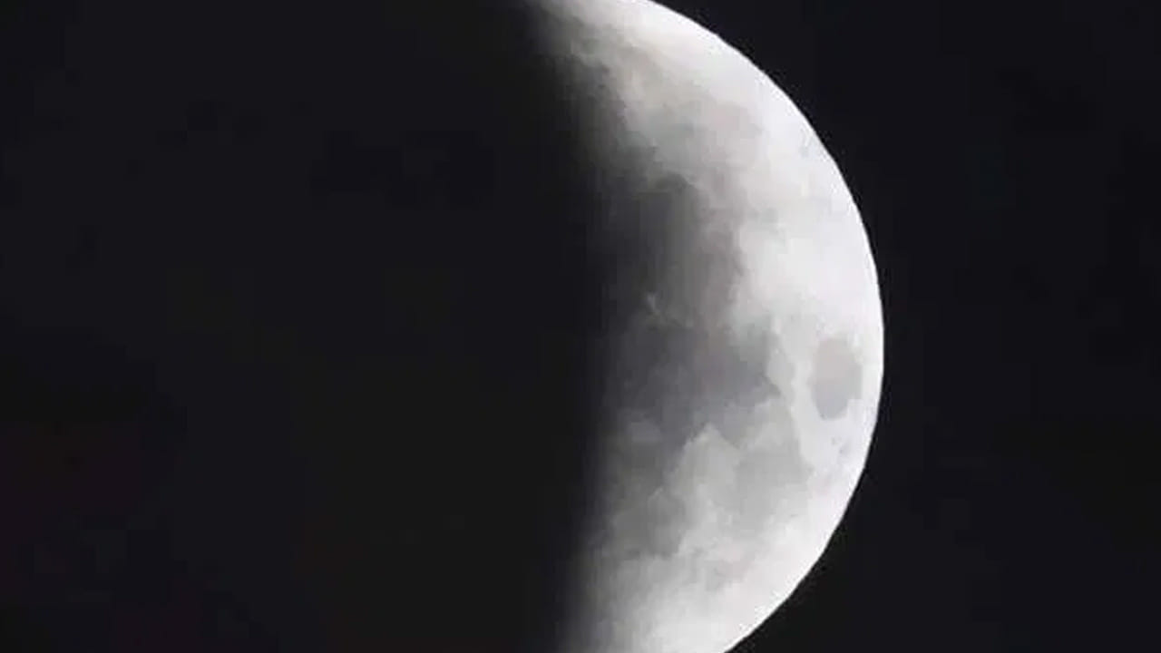 చంద్రగ్రహణం సూతక కాలంతో ప్రారంభమవుతుంది. చంద్రగ్రహణానికి 9 గంటల ముందు సూతక కాలం ప్రారంభమవుతుంది. అంటే ఆదివారం మధ్యాహ్నం 12.57 నుంచి సూతక కాలం ప్రారంభమవుతుంది. ఈ సమయంలో ఎటువంటి శుభకార్యాలు లేదా పూజలు చేయకూడదు, ఆలయాల తలుపులు మూసి వేయాలి. ఇంట్లో పూజ గదిని కూడా ముసివేయాలి. గ్రహణం ముగిసిన తర్వాత.. అన్ని వస్తువులపై గంగా జలాన్ని చల్లి వాటిని శుద్ధి చేయాలి.
