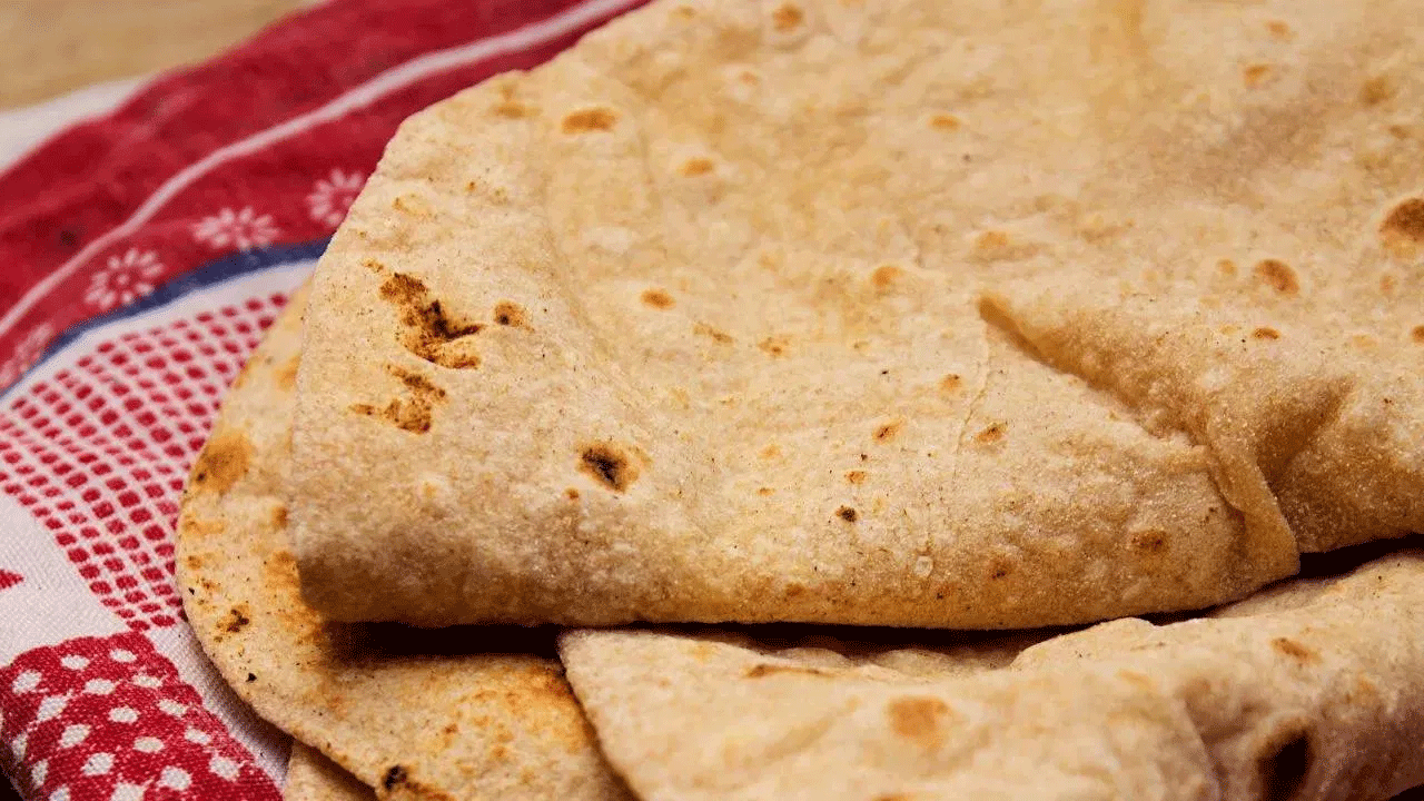 చపాతీలను మళ్లీ వేడి చేసి తినడం వల్ల అది సరిగ్గా జీర్ణం కాదు. దీనివల్ల గ్యాస్, ఉబ్బరం వంటి సమస్యలు వస్తాయి. అదే అప్పుడే తయారుచేసిన చపాతీలో తేమ, పోషకాలు అదికంగా ఉంటాయి. మళ్లీ మళ్లీ వేడి చేయడం వల్ల ఈ పోషకాలు తగ్గుతాయి. కాబట్టి రోటీని మళ్లీ వేడి చేసి తినకూడదు. 