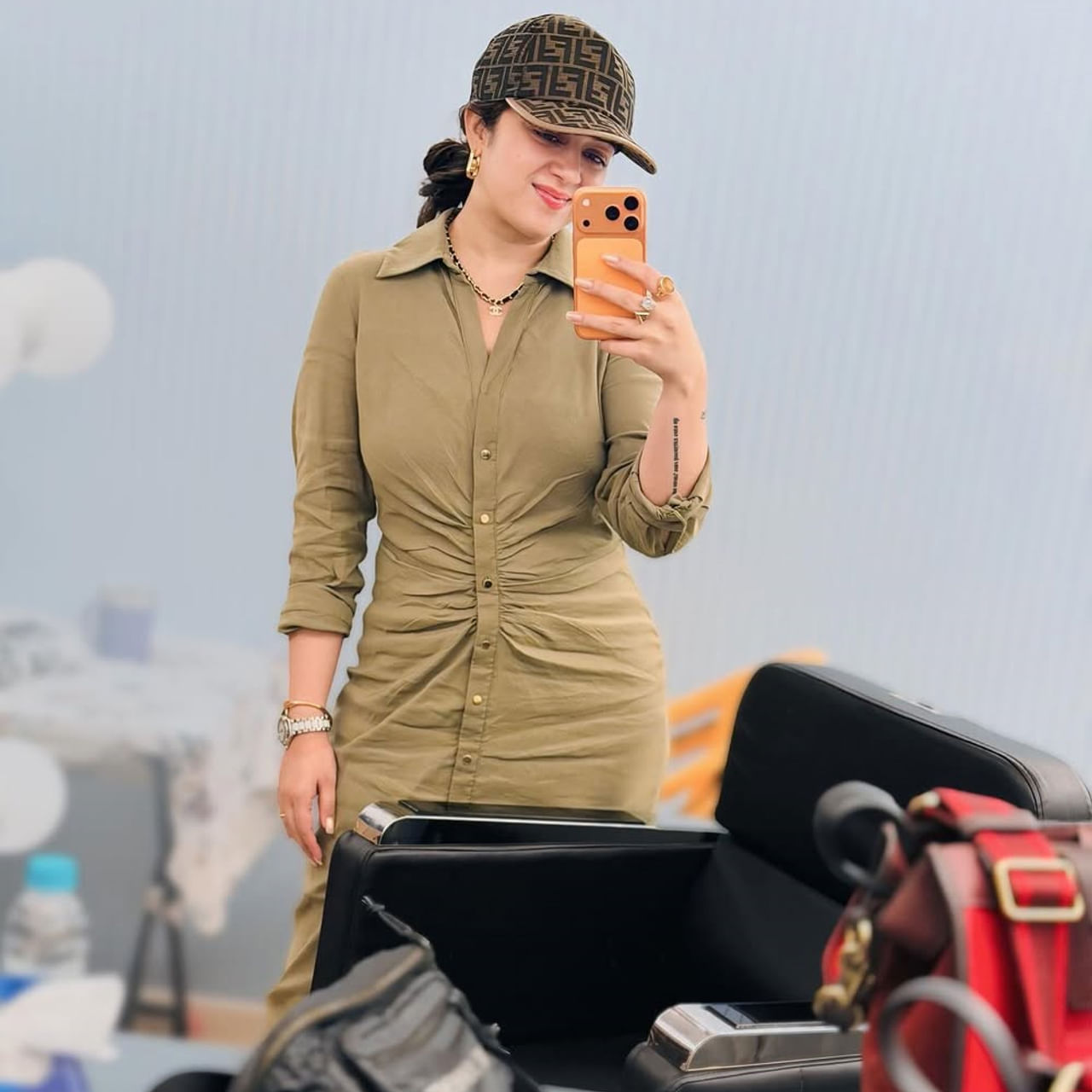 పైన ఫోటోలో కనిపిస్తున్న హీరోయిన్ ఎవరో గుర్తుపట్టారా... ? ఒకప్పుడు తెలుగులో వరుస సినిమాలతో ఓ వెలుగు వెలిగింది. స్టార్ హీరోలతో అనేక చిత్రాల్లో నటించి మెప్పించింది. కెరీర్ పీక్స్ లో ఉండగానే సినిమాలకు దూరమైన నిర్మాణ రంగంలోకి అడుగుపెట్టింది. ఇంతకీ ఆమె ఎవరో గుర్తుపట్టారా.. ? 