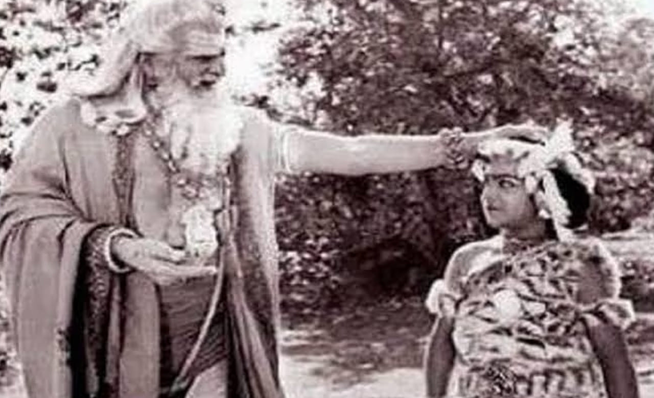 Childhood Pic: ఈ ఫోటోలో తాతా మనవడిని గుర్తుపట్టగలరా.. నందమూరి 3 తరాలు కలిసి నటించిన సినిమా.. ఏమిటంటే..