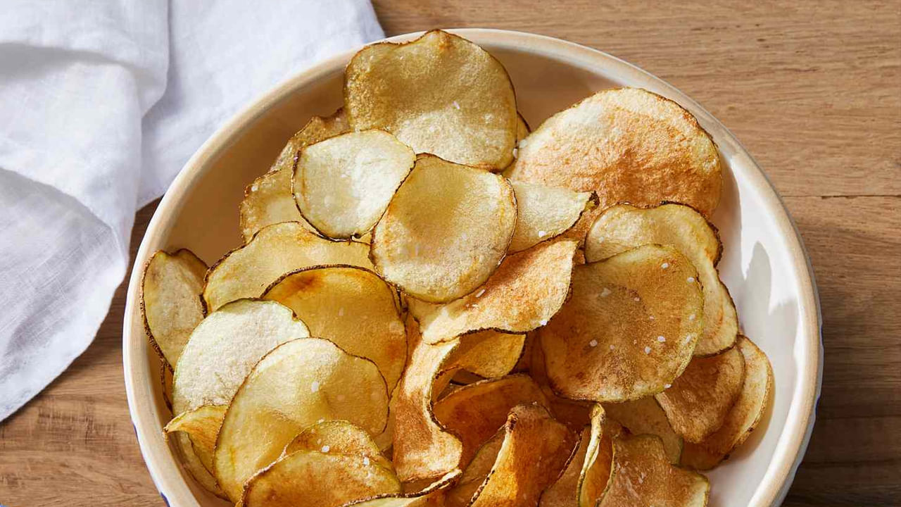 ప్యాక్ చేసిన, ప్రాసెస్ చేసిన ఆహారాలు థైరాయిడ్‌ రోగుల్లో బరువును పెంచుతాయి. శారీరక సమస్యలను పెంచుతాయి. ఇటువంటి ఆహారాలలో ఉప్పు, చక్కెర అధికంగా ఉంటాయి. దీనివల్ల సమస్య మరింత పెరిగే అవకాశాలు ఉన్నాయని అంటున్నారు పోషకాహార నిపుణులు.