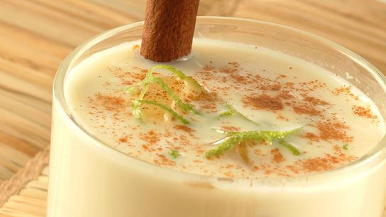 దాల్చిన చెక్కపొడి కలిపిన పాలలో బీటా కెరోటిన్, ఆల్ఫా కెరోటిన్, లైకోపీన్, లుటిన్ కూడా ఉంటాయి. ఈ మిశ్రమంలోని యాంటీఆక్సిడెంట్లు రక్తంలో చక్కెరను తగ్గించడంలో సహాయపడతాయి మరియు ఇన్ఫెక్షన్ ప్రమాదాన్ని తగ్గిస్తాయి. దాల్చిన చెక్క పాలు డయాబెటిక్ రోగులకు మద్దతుగా ప్రయోజనకరంగా ఉంటాయి. దాల్చిన చెక్క పాలు తీసుకోవడం వల్ల డయాబెటిక్ రోగికి చక్కెర పెరగదని, రోగనిరోధక శక్తి కూడా పెరుగుతుందని నిపుణులు చెబుతున్నారు.