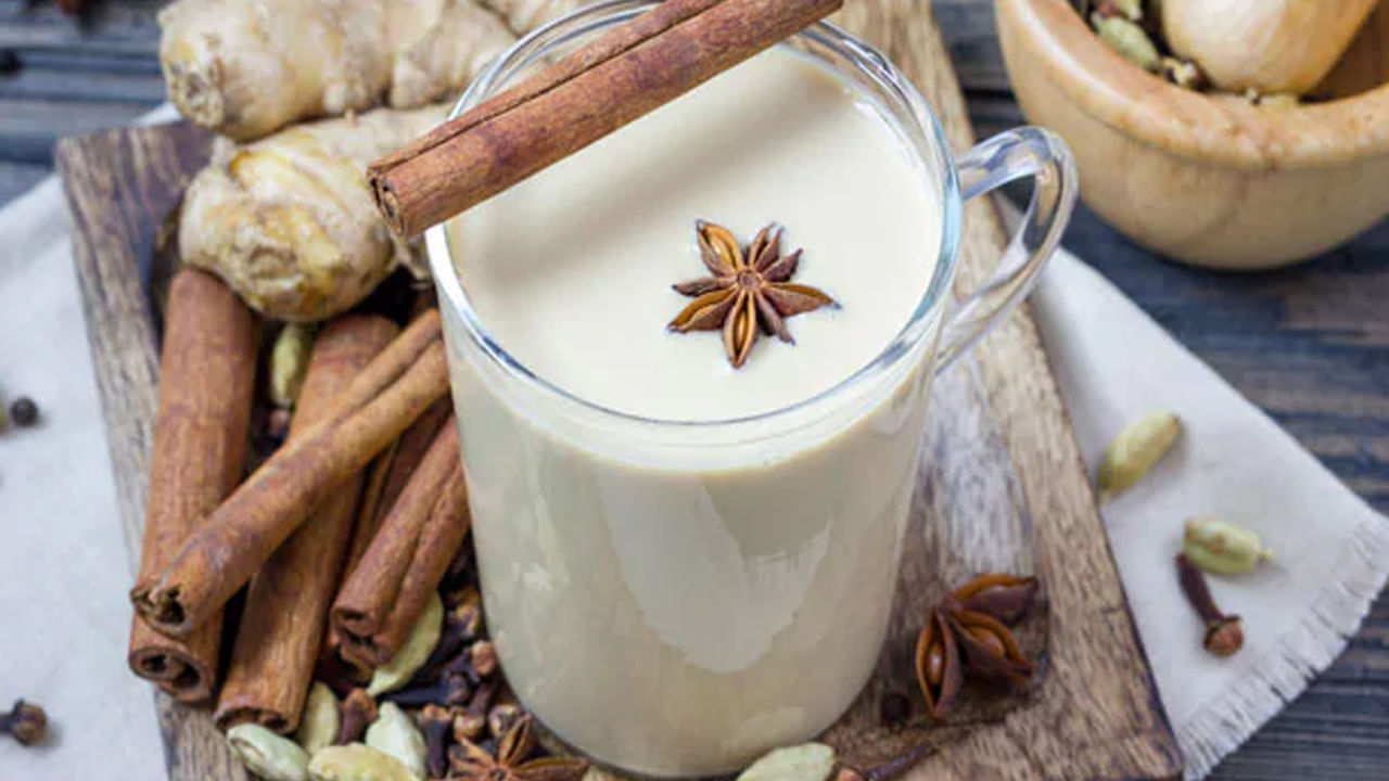 దాల్చిన చెక్కపాలు డయాబెటిక్ రోగులకు చక్కెర స్థాయిని తగ్గించడానికి చక్కటి ఇంటి నివారణగా పనిచేస్తుంది. దీంతో డయాబెటిక్ రోగులకు ఉపశమనం లభిస్తుంది. దాల్చిన చెక్కలో యాంటీఆక్సిడెంట్లు, యాంటీ ఇన్ఫ్లమేటరీ లక్షణాలు ఉన్నాయి. ఇది మధుమేహానికి సహాయపడుతుంది. దాల్చిన చెక్కను పాలలో కలిపినప్పుడు, దానికి రెట్టింపు పోషకాలు లభిస్తాయి. ఇది ఆరోగ్యానికి మంచిది. ఇందులో కాల్షియం, ఐరన్, మెగ్నీషియం, ఫాస్పరస్, పొటాషియం, విటమిన్లు పుష్కలంగా ఉంటాయి.