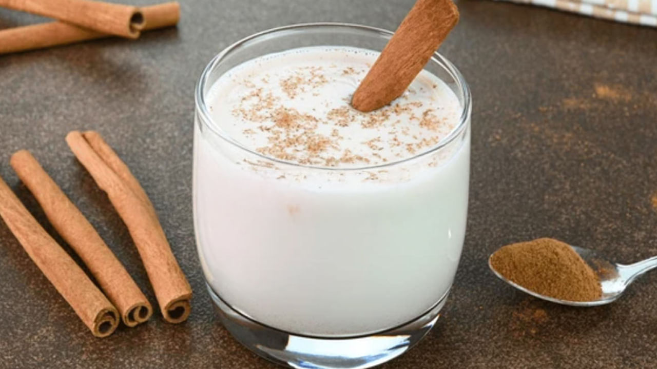 పాలు, దాల్చిన చెక్కలోని యాంటీఆక్సిడెంట్లు, యాంటీ బ్యాక్టీరియల్ లక్షణాలు రోగ నిరోధక శక్తిని పెంపొందిస్తాయి. జీర్ణక్రియను మెరుగుపరచడంలో సాయం చేస్తాయి. రక్తంలో చక్కెర స్థాయిని నియంత్రిస్తుంది. ఎముకలను బలోపేతం చేయడంలో దోహదం చేస్తుంది.