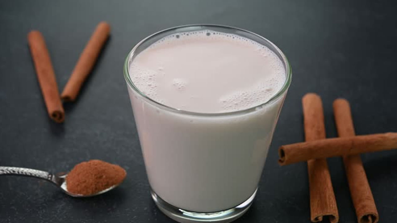 ప్రతిరోజూ దాల్చిన చెక్క పాలు తాగడం వల్ల నెలలోపు మీరు కోరుకున్న బరువు తగ్గవచ్చు అంటున్నారు నిపుణులు. ప్రతి రోజు రాత్రి పడుకునే ముందు దాల్చిన చెక్క పొడిని ఒక గ్లాసు పాలలో కలిపి తాగితే బొడ్డు కొవ్వు సులభంగా కరిగిపోతుందని ఆయుర్వేద ఆరోగ్య నిపుణులు చెబుతున్నారు. అంతేకాదు.. ఈ పాలు తాగితే మంచి నిద్ర మీ సొంతమవుతుంది.