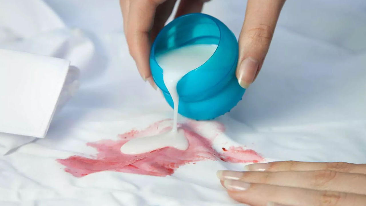 మీ బట్టలపై టీ లేదా కాఫీ మరకలు ఉంటే, వెనిగర్ మీకు చాలా ఉపయోగకరంగా ఉంటుంది. దీని కోసం, వెనిగర్ను 2 రెట్లు నీటితో, అంటే ఒక స్పూన్ వెనిగర్, 2 స్పూన్ల నీటితో కలపండి. ఈ ద్రావణాన్ని మరకలపై పూయండి, పది నిమిషాల తర్వాత, కొంచెం ద్రవ సబ్బును అప్లై చేసి, మరకను శుభ్రం చేయడానికి సున్నితంగా రుద్దండి. దీంతో ఆ మరకలు తొలగిపోతాయి.