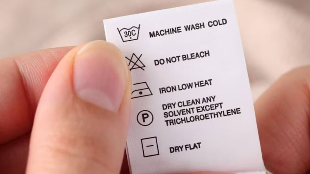 ఒక వేళ మీ క్లాత్‌ ట్యాగ్‌పై మీరు లోపల సర్కిల్‌ ఉన్న బాక్స్‌ గుర్తు కనిపిస్తే.. అది మీకు బట్టలను ఎలా ఆరబెట్టాలనేది తెలియజేస్తుంది. బాక్స్‌ లోపల ఒక సర్కిల్ ఉంటే ఆ బట్టలను డ్రైయర్‌లో ఆరబెట్టవచ్చు. కానీ అదే గుర్తుపై క్రాస్ మార్క్ ఉంటే, ఆ బట్టలను యంత్రంలో ఆరబెట్టకూడదని అర్థం. అలాంటి సందర్భాలలో బట్టలను నార్మల్‌గా దండంపై ఆరబెట్టడం ఉత్తమం.