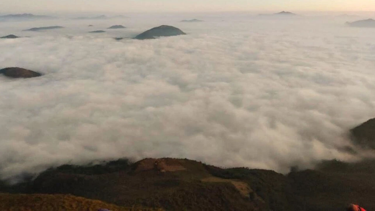 ఆంధ్రప్రదేశ్‎లోని అల్లూరి సీతారామరాజు జిల్లా కేంద్రం పాడేరుకి 8 కి. మీ. దూరంలో ఉంది అందాల గ్రామం వంజంగి. సమీప పట్టణమైన అనకాపల్లి నుండి 84 కి. మీ. దూరంలోనూ ఉంది. ఇక్కడ మేఘాల కొండ స్వర్గంలో ఉన్న భావన కలిగిస్తుంది. ఇప్పుడు వర్షాల వల్ల ఉషోగ్రతలు తగ్గి దట్టమైన పొగమంచు కమ్మేయడంతో మరింత ఆహ్లదకరంగా మారింది ఈ ప్రాంతం. దీంతో పర్యాటకుల తాకిడి విపరీతంగా పెరిగిపోయింది. 
