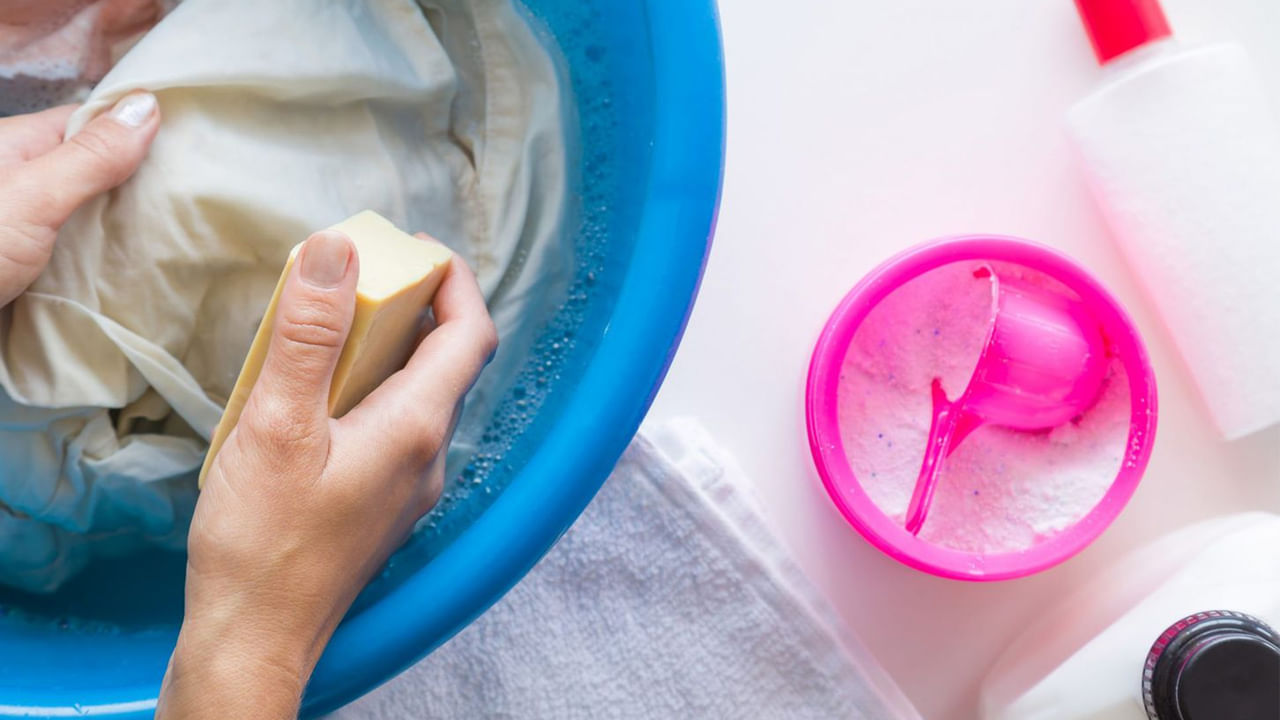 అలానే ఇంట్లో వంటచేసేప్పుడు కూరగాయల మరకలు బట్టలపై పడితే అది పసుపు రంగులోకి మారుతుంది. ఈ పసుపు రంగును తొలగించడం చాలా కష్టం. బట్టల నుండి అలాంటి మరకలను తొలగించడానికి, మీరు నిమ్మరసం లేదా బేకింగ్ సోడా పేస్ట్ ఉపయోగించవచ్చు. వాటిని మరకలపై అప్లై చేసిన 10 నుండి 15 నిమిషాల తర్వాత, చల్లటి నీటిలో కడిగితే ఆ మరకలు తొలగిపోతాయి.