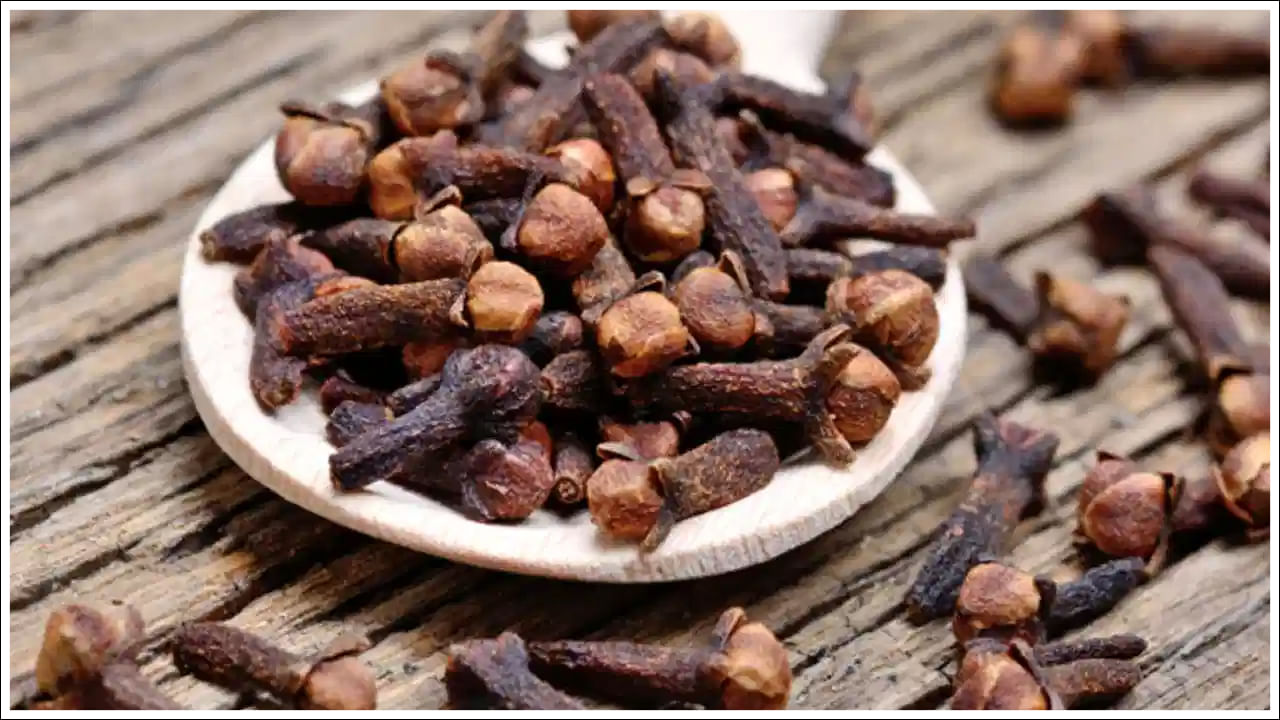 లవంగం: లవంగాల వాసన కూడా బొద్దింకలకు అస్సడు పవదు. ఇంట్లో బొద్దింకలు పారిపోయేందుకు లవంగాలు ఉపయోగపడతాయంటున్నారు నిపుణులు. ఇంట్లో బొద్దింకలు ఎక్కడైతే ఎక్కువగా ఉంటాయో ఆ ప్రాంతాల్లో లవంగాలను ఉంచితే పారిపోతాయట.