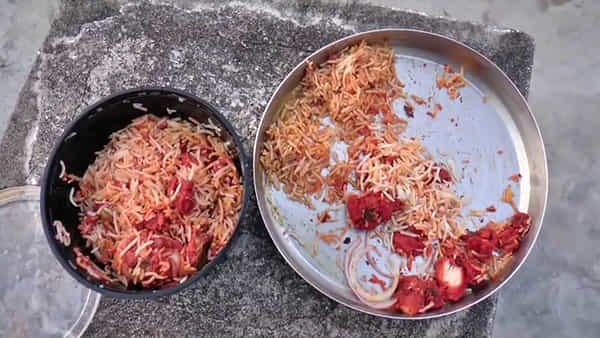 ఆన్లైన్లో ఆర్డర్ పెట్టిన బిర్యానీ.. ఓపెన్ చేయగా బొద్దింకల దర్శనం..! బోరుమంటున్న బాధితులు..