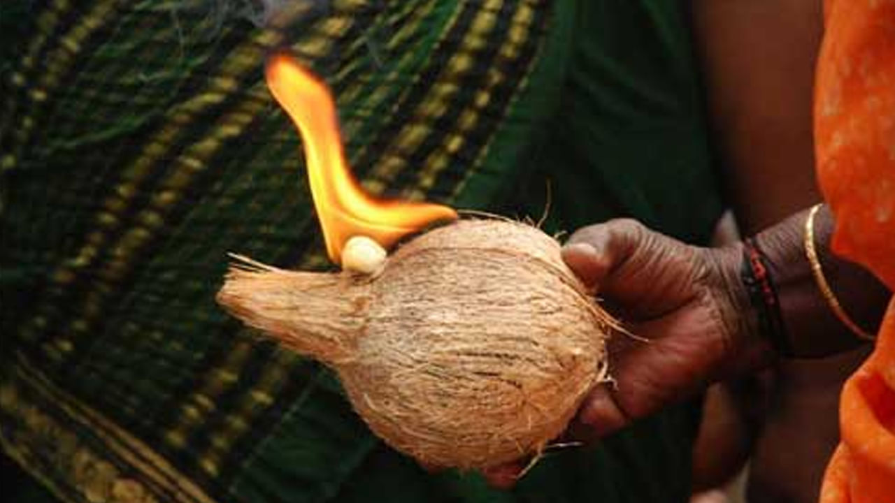 దేవునిపై నమ్మకంతో కూడిన భక్తి తో కొబ్బరికాయను కొట్టాలి. అప్పుడు అది నిజమైన పూజగా పరిగణించబడుతుంది. కోరిక నెరవేర్చడం కంటే దేవునిపై నమ్మకం మరియు కృతజ్ఞత అనేది ఎంతో ముఖ్యం అని ఈ వివరణ స్పష్టం చేస్తుంది.