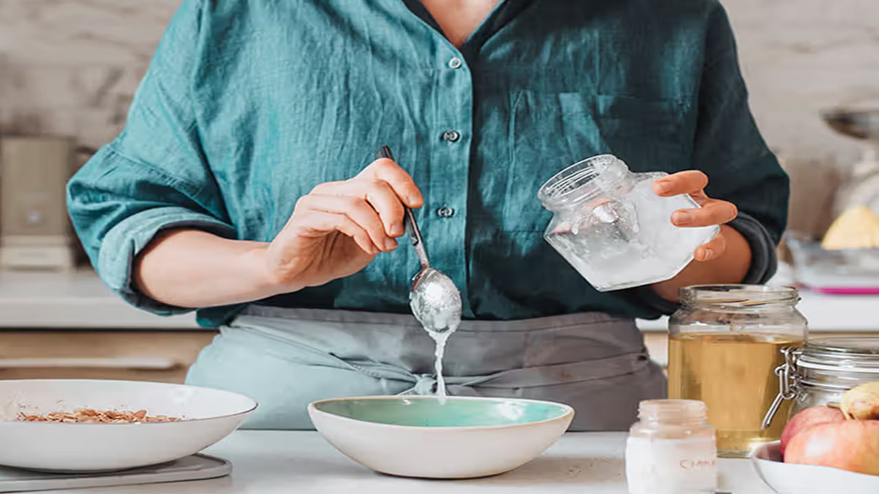 ఉదయం ఖాళీ కడుపుతో ఒక టేబుల్ స్పూన్ కొబ్బరి నూనె తాగడం ఆరోగ్యానికి మంచిది. ఇందులో ఉండే ట్రైగ్లిజరైడ్స్ శరీరానికి శక్తిని అందిస్తాయి. రోజంతా ఉత్సాహంగా ఉండటానికి సహాయపడతాయి. ఉదయం ఖాళీ కడుపుతో కొబ్బరి నూనె తాగడం వల్ల రోగనిరోధక శక్తి పెరుగుతుంది. కొబ్బరి నూనె బరువు తగ్గడానికి సహాయపడుతుంది. ఇది అనేక సీజనల్ వ్యాధులను నివారిస్తుంది. 