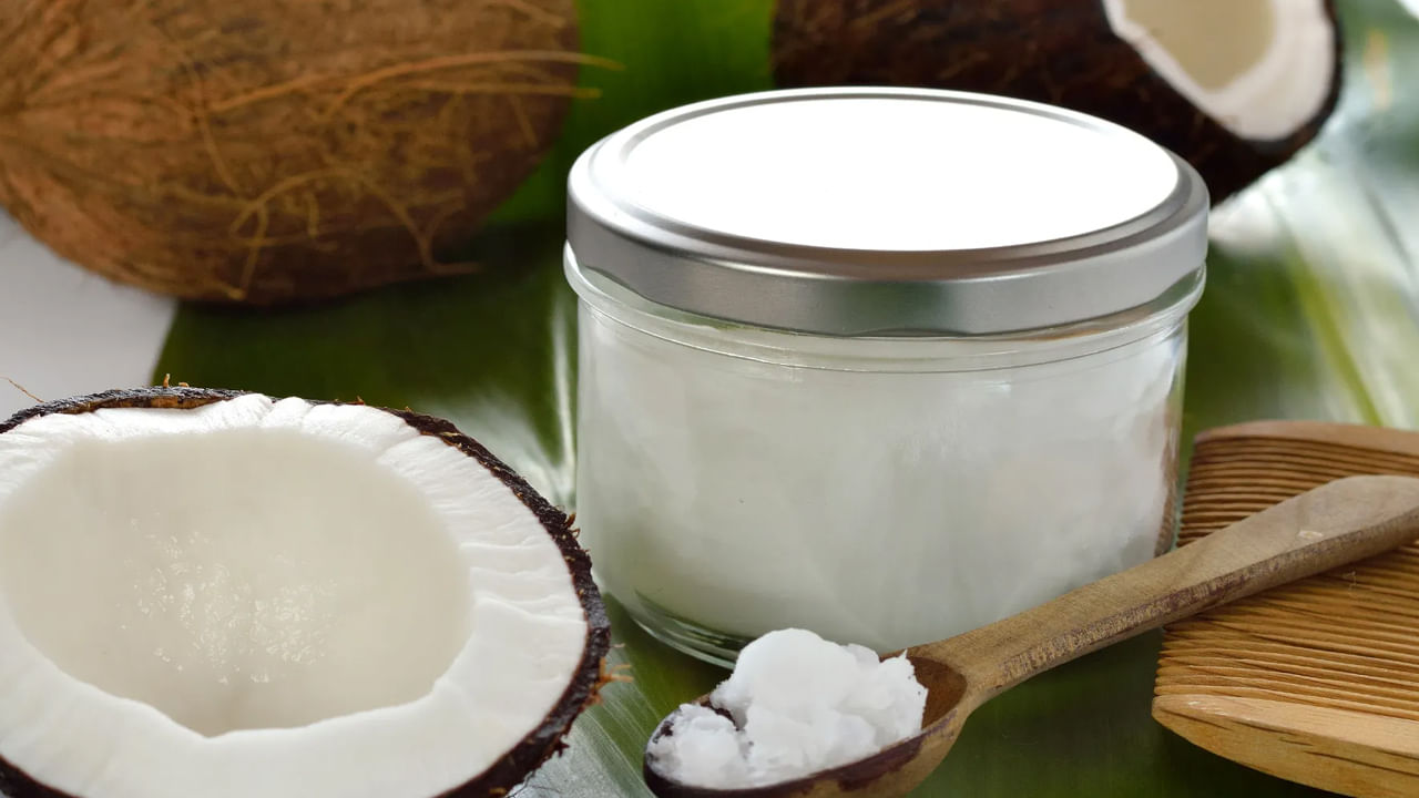 కొబ్బరి నూనెలోని కొవ్వు ఆమ్లాలు సులభంగా జీర్ణమవుతాయి. జీర్ణవ్యవస్థను ఆరోగ్యంగా ఉంచడానికి ప్రతిరోజూ కొబ్బరి నూనె తాగడం ఒక గొప్ప మార్గం. ఇది గ్యాస్ట్రిటిస్, మలబద్ధకం, ఉబ్బరం మరియు ఆమ్లత్వం వంటి సమస్యలను తగ్గించడంలో ప్రభావవంతంగా ఉంటుంది. 