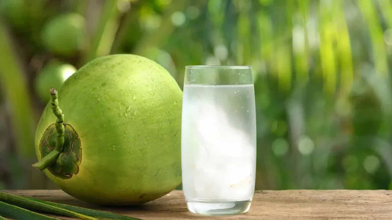 కొబ్బరి నీళ్లలో పొటాషియం, సోడియం, మెగ్నీషియం వంటి ఎలక్ట్రోలైట్లు పుష్కలంగా ఉంటాయి. 21 రోజుల పాటు ప్రతిరోజూ కొబ్బరి నీళ్లు తాగడం వల్ల మీ శరీరం ఉత్సాహంగా ఉంటుంది. ఇందులో ఉండే ఫైబర్ కంటెంట్ జీర్ణక్రియను మెరుగుపరుస్తుంది. 