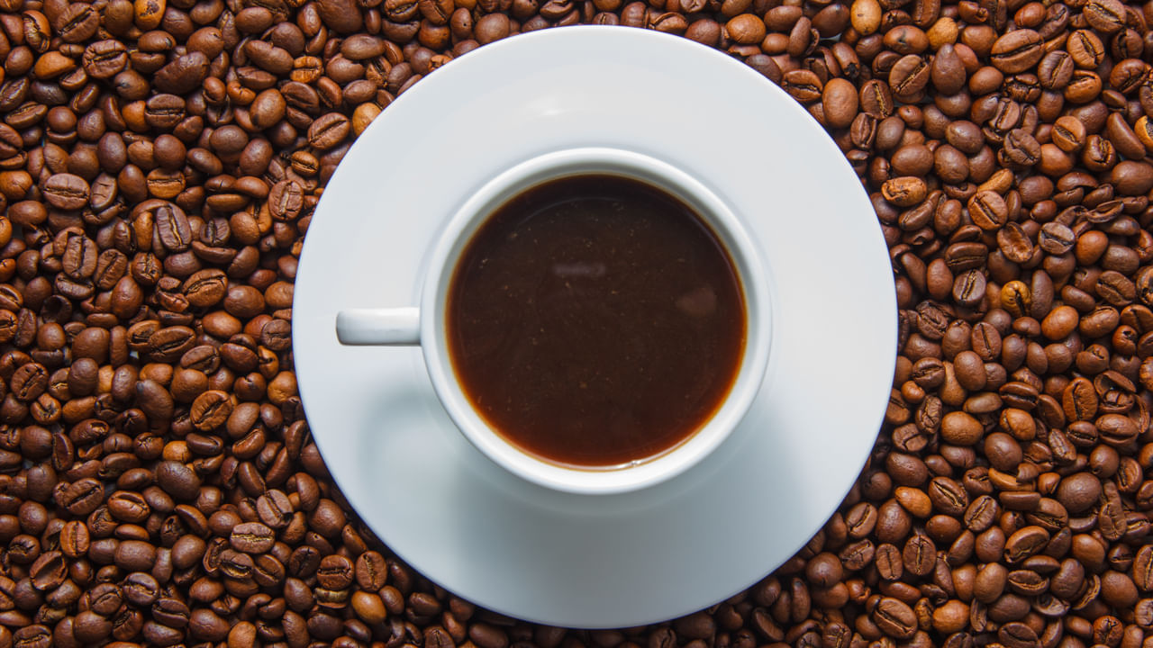 జలుబు ఫ్లూ మందులు: నిపుణుల అభిప్రాయం ప్రకారం, జలుబు, ఫ్లూ వంటి వ్యాధులకు మందుల వాడే వారు కాఫీ దూరంగా ఉండాలని చెబుతున్నారు. ఎందుకంటే ఈ మందుల్లో సూడోఎఫెడ్రిన్ ఉంటుంది, ఇది ఉద్దీపనగా కూడా పనిచేస్తుంది. కాబట్టి మీరు కాఫీ, సూడోఎఫెడ్రిన్ ఉన్న మందులను కలిపి తీసుకున్నప్పుడు దాని ప్రభావాలు పెరగవచ్చు. దీని కారణంగా మీకు విశ్రాంతి లేకపోవడం, తలనొప్పి, హార్ట్‌బీట్‌ పెరగడం వంటి సమస్యలు రావచ్చు