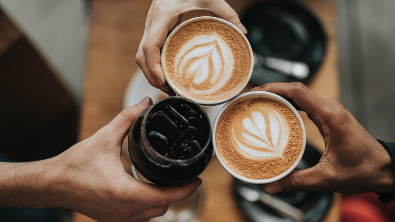 ఆరోగ్య ప్రయోజనాల విషయానికి వస్తే, టీ, ముఖ్యంగా గ్రీన్ టీ, బ్లాక్ టీలలో యాంటీఆక్సిడెంట్లు అధికంగా ఉంటాయి. ఇవి గుండె ఆరోగ్యం, జీర్ణక్రియ, రోగనిరోధక శక్తికి సహాయపడతాయి. కాఫీలో పాలీఫెనాల్స్, క్లోరోజెనిక్ ఆమ్లాలు ఉంటాయి. ఇవి మెదడు పనితీరును రక్షిస్తాయి. అల్జీమర్స్, పార్కిన్సన్స్, టైప్ 2 డయాబెటిస్ వంటి వ్యాధుల ప్రమాదాన్ని తగ్గిస్తాయి. కాఫీ కాలేయ ఆరోగ్యాన్ని కూడా మెరుగుపరుస్తుంది. కాబట్టి, టీ మన గుండె, రోగనిరోధక వ్యవస్థకు మంచిదే అయినప్పటికీ, కాఫీ మెదడు, కాలేయాన్ని రక్షిస్తుంది.