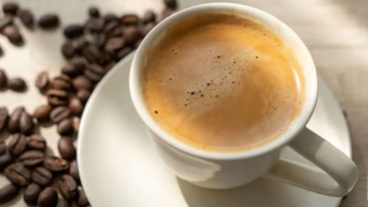 ముందుగా, కెఫిన్ విషయానికి వస్తే, ఒక కప్పు కాఫీలో 80-100 మిల్లీగ్రాముల కెఫిన్ ఉంటుంది. ఇది మీకు వెంటనే శక్తిని ఇస్తుంది. దీని వల్ల మీరు యాక్టీవ్‌గా మారుతారు. కానీ ఎక్కువ కెఫిన్ తీసుకోవడం వల్ల ఆందోళన, నిద్ర సమస్యలు రావచ్చు. 