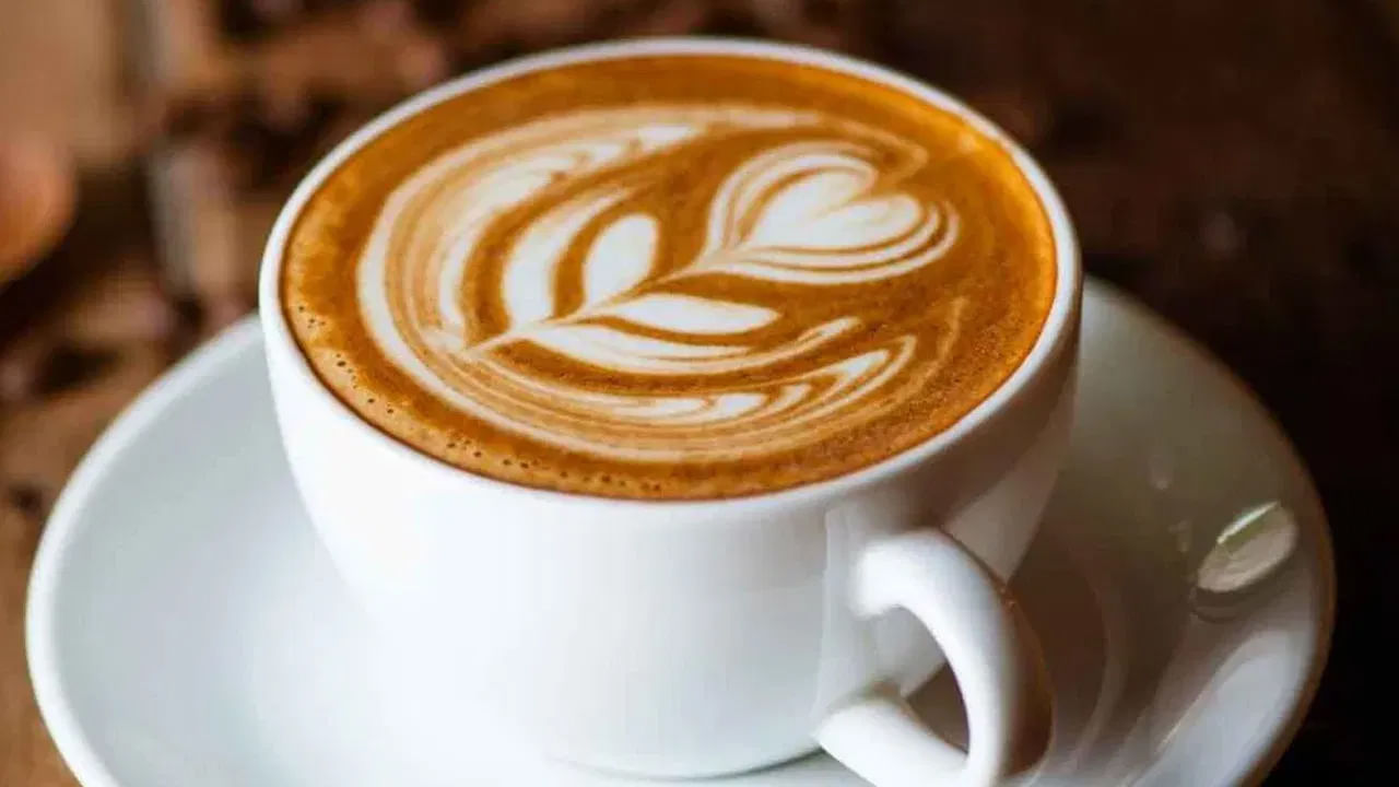 కాఫీ అంటే చాలా మందికి ఇష్టం. కొందరు రోజులో ఒకసారి కాఫీ తాగితే, మరికొందరు కనీసం రోజులో రెండు లేదా మూడు సార్లు ఎంతో ఇష్టంగా కాఫీ తాగుతుంటారు. అయితే తాజాగా కాఫీ గురించి వైద్యులు షాకింగ్ విషయాలు వెళ్లడించారు. కాఫీ లో కెఫిన్ ఎక్కువగా ఉంటుందన్న విషయం తెలిసిందే. అయితే ఇది మన శరీరంలోకి వెళ్లడానికి దాదాపు 20 నిమిషాలు పడుతుందంట. అలాగే కాఫీ తాగడం వలన చురుకుదనం పెరగడమే కాకుండా అనేక ప్రయోజనాలు ఉన్నయాంట.