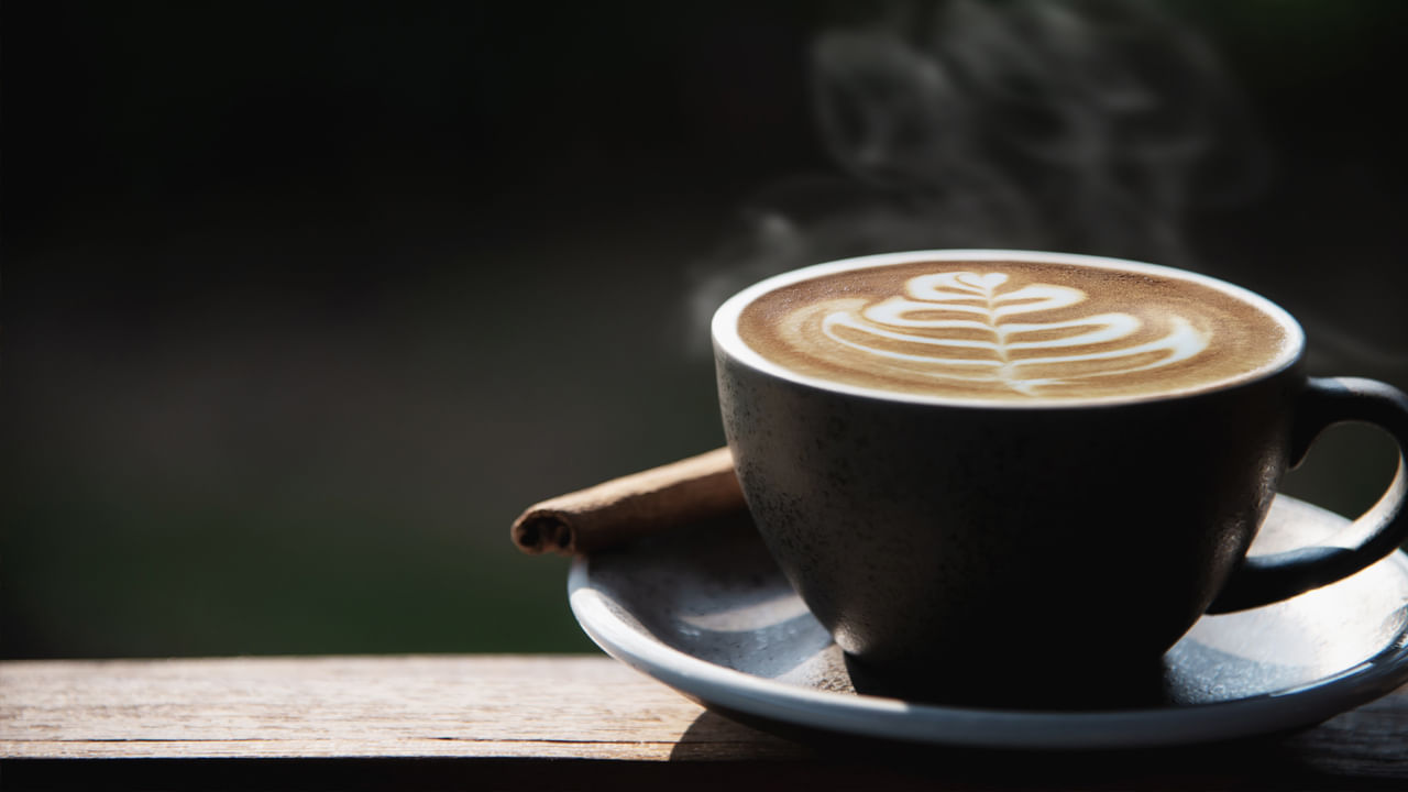  ఆస్తమా:  కొన్ని అధ్యయనాల ప్రకారం, సూడోఎఫెడ్రిన్‌తో పాటు కెఫిన్‌ను ఎక్కువగా తీసుకోవడం వల్ల రక్తంలో చక్కెర, శరీర ఉష్ణోగ్రత పెరుగుతుంది. అలాగే, మీకు ఆస్తమా ఉంటే, మీరు కాఫీతో థియోఫిలిన్ వంటి మందులను ఎప్పుడూ తీసుకోకూడదు.