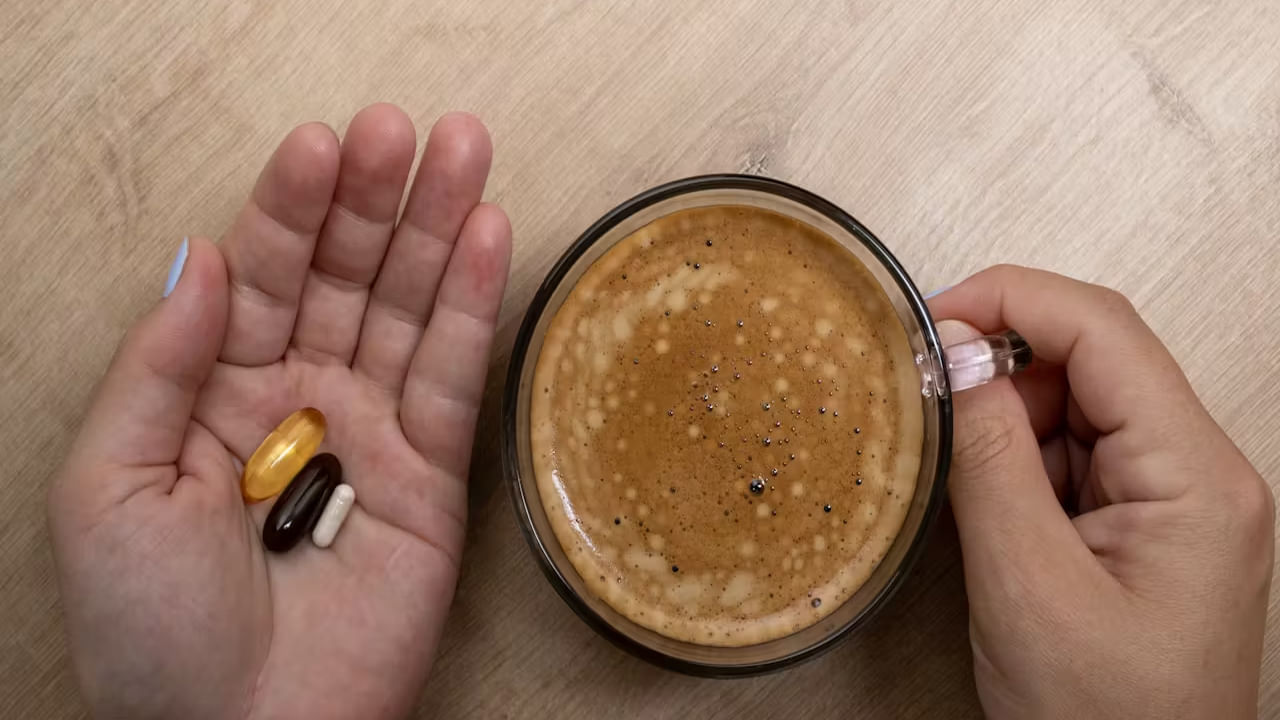  గుండె సంబంధిత మందులు: గుండె సంబంధత వ్యాధులకు మందులు వాడేవారు కూడా కాఫీ తాగడం మానుకోవాలని ఆరోగ్య నిపణులు చెబుతున్నారు. సాధారణంగానే కెఫిన్ మన రక్తపోటు, హృదయ స్పందన రేటును పెంచుతుంది. కాబట్టి రక్తపోటు మందులు తీసుకునే వారు కాఫీ తాగడం వల్ల అది మీ మందులు అందించే ప్రభావాలకు ఆటంకం కలిగిస్తుంది. అంటే వాటిపై కాఫీ ప్రభావం పడి వాటి ప్రభావం తగ్గుతుంది