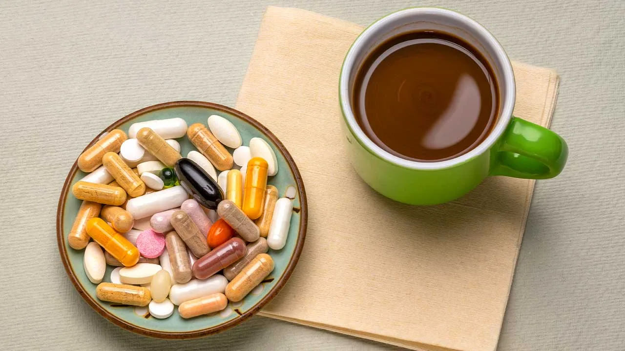 థైరాయిడ్ మందులు: థైరాయిడ్ మందులు వాడే వారు కూడా కాఫీకి దూరంగా ఉండడం మంచింది. ఎందుకంటే లెవోథైరాక్సిన్ తీసుకునే ముందు కాఫీ తాగడం వల్ల దాని శోషణ 50% కంటే ఎక్కువ తగ్గుతుందని అధ్యయనాలు చెబుతున్నాయి. మందుకు వేసుకునే ముందు లేదా తర్వాత మీరు కాఫీ తాగడం వల్ల అది మీ శరీరం గ్రహించే మందుల పరిమాణాన్ని తగ్గిస్తుంది. దీని వల్ల మీరు మందులు వేసుకొని కూడా ప్రయోజనం ఉండదు.