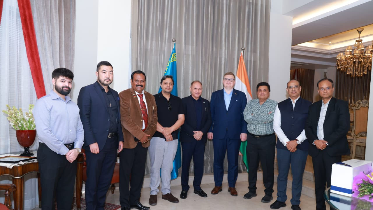 Hyderabad: తెలంగాణ, ఆంధ్రప్రదేశ్ రాష్ట్రాలకు హైదరాబాద్‌లోని రిపబ్లిక్ ఆఫ్ కజకిస్థాన్ గౌరవ కాన్సుల్ అయిన హిస్ ఎక్సలెన్సీ డాక్టర్ నవాబ్ మీర్ నాసిర్ అలీ ఖాన్.. ముంబైలోని బెలారస్ కాన్సుల్ జనరల్ హిస్ ఎక్సలెన్సీ అలియాక్సాండర్ మత్సుకో గౌరవార్థం హైదరాబాద్ జూబ్లీహిల్స్‌లోని తన నివాసంలో లంచ్ ఏర్పాటు చేశారు. గౌరవ కాన్సుల్ డాక్టర్ నవాబ్ మీర్ నాసిర్ అలీ ఖాన్ తెలంగాణ, ఆంధ్రప్రదేశ్ రాష్ట్రాలకు ప్రాతినిధ్యం వహిస్తారు.