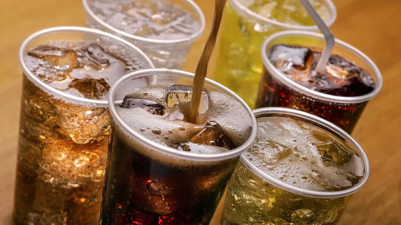 మీరు బరువు తగ్గాలనుకున్నప్పుడు సోడా, ప్యాక్ చేసిన జ్యూస్, ఎనర్జీ డ్రింక్స్ వంటి హై షుగర్ జ్యూసెస్ను అస్సలూ తీసుకోకండి. వాటికి బదులుగా సాధారణ నీరు, నిమ్మరసం, చియా విత్తనాలతో గోరువెచ్చని నీరు, ఆపిల్ సైడర్ వెనిగర్ నీరు, గ్రీన్ టీ, బ్లాక్ కాఫీ లేదా తక్కువ కేలరీలు కలిగిన సాఫ్ట్ డ్రింక్స్ను తీసుకోవచ్చు.