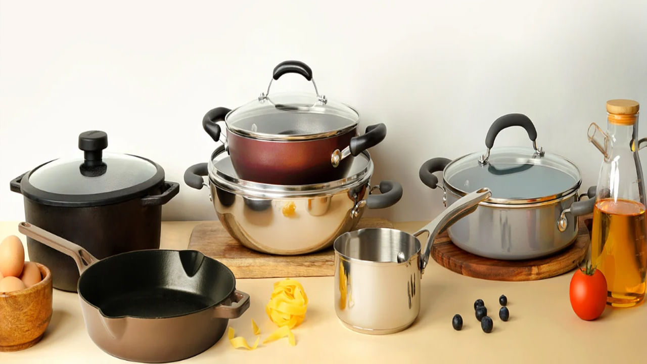 మనం వంట చేసే పాత్రల విషయంలో జాగ్రత్త వహించడం చాలా ముఖ్యం. భారతీయులు ఉక్కు, ఇనుము, ఇత్తడి, రాగి , అల్యూమినియం, మట్టి వంటి పాత్రలను సాధారణంగా ఉపయోగిస్తారు. ఈ పాత్రలలో వంట చేయడం వల్ల ఆహారం రుచి, పోషక విలువలు ప్రభావితమవుతాయి. సరైన పాత్రలను ఎంచుకోవడం వల్ల ఆహారంలోని పోషక విలువలు మరింత పెరుగుతాయి. అయితే కాలంలో వచ్చిన మార్పుల్లో భాగంగా ఈ రోజుల్లో వివిధ రకాల వంట పాత్రలు వంట గదిలో సందడి చేస్తున్నాయి. అయితే అవి ఆరోగ్యంపై ప్రత్యక్ష ప్రభావం చూపే లోహాలతో తయారు చేయబడుతున్నాయి. కనుక వంట చేసే విషయంలో జాగ్రత్త అని నిపుణులు హెచ్చరిస్తున్నారు. ఈ నేపధ్యంలో మళ్ళీ పూర్వకాలం అలవాట్ల వైపు మనిషి పయనిస్తున్నాడు. అందులో భాగంగా రాగి, ఇత్తడి పాత్రల్లో వంట చేయడం మొదలు పెట్టారు. 
