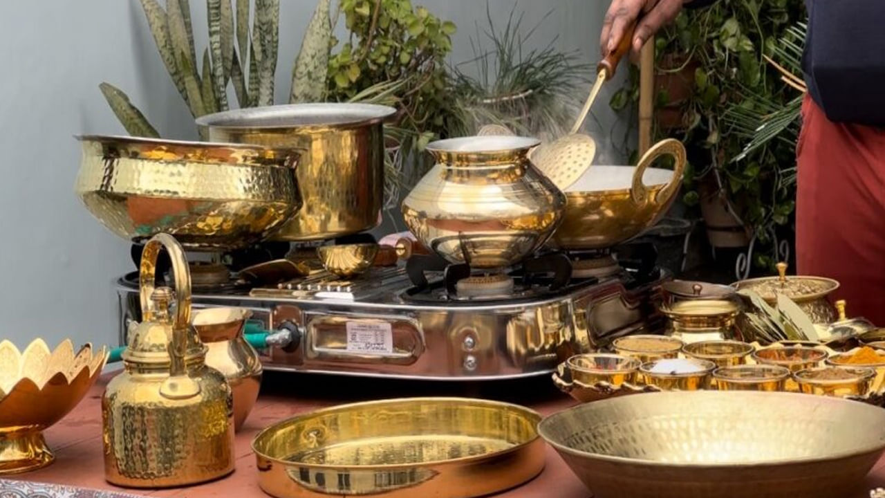 
నిపుణులు ఏమంటున్నారంటే.. ఈ విషయంపై ఆయుర్వేద నిపుణురాలు కిరణ్ గుప్తా స్పందిస్తూ.. ఇత్తడి పాత్రలను జాగ్రత్తగా వాడాలని సలహా ఇస్తున్నారు. ఇత్తడి పాత్రలలో గ్రేవీలు లేదా పుల్లని కూరగాయలను వండకూడదని చెప్పారు. అంతేకాదు ఇత్తడి పాత్రను కొనుగోలు చేసేటప్పుడు.. ఆహారం పోషక విలువలను కాపాడటానికి ఆ పాత్రల్లోని తేలికపాటి వెండి పూత ఉండేలా చూసుకోవాలని సూచిస్తున్నారు. 
