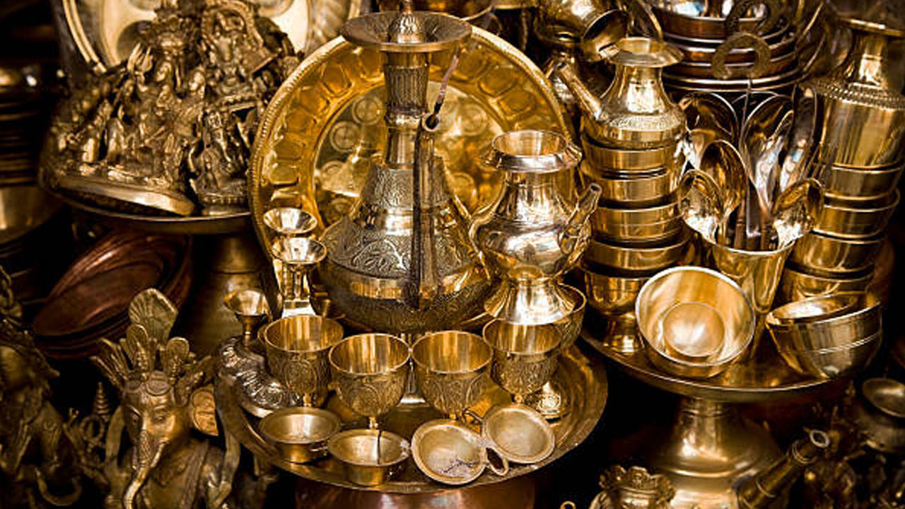  ఇత్తడి కూడా అనేక వంటశాలలలో ఒక భాగం. ఇత్తడి పాత్రల్లో వంట చేయడం ఆరోగ్య ప్రయోజనాలను అందిస్తుంది. అయితే ఈ రెండు పాత్రలలో ఏది వంటకు ఎక్కువ ప్రయోజనకరంగా ఉంటుంది?  ఈ రోజు తెలుసుకుందాం.. 