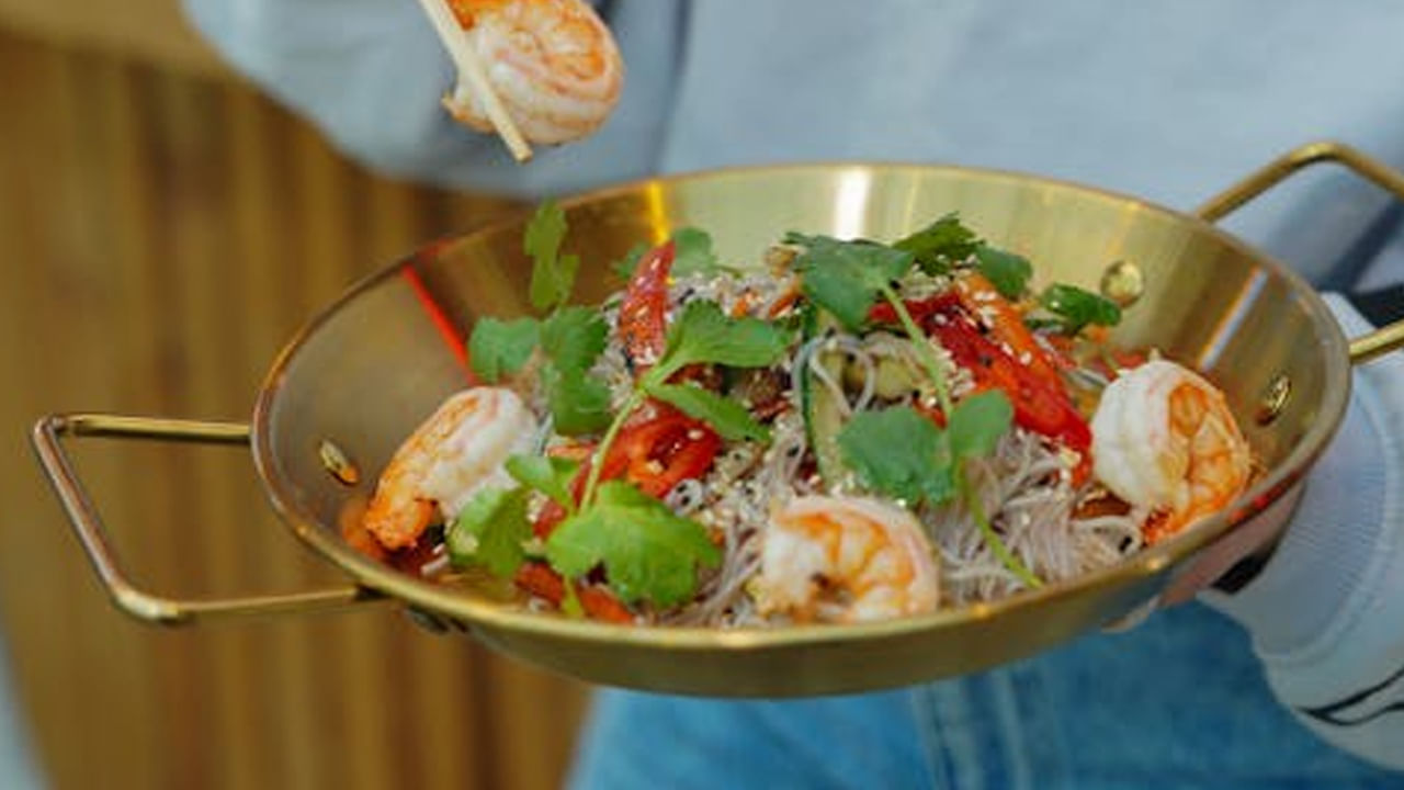 ఇత్తడి పాత్రతో ఆహారం: కొన్ని ఇళ్లలో ఇత్తడి పాత్రలను వంట చేయడానికి ఉపయోగిస్తారు. ఇత్తడి పాత్రలలో వంట చేయడం వల్ల ఆహారం ఎక్కువసేపు వేడిగా ఉంటుంది. ఇత్తడిలో జింక్ ఉంటుంది. కనుక ఇత్తడి పాత్రలలో వంట చేయడం వలన జుట్టు, చర్మానికి మేలు చేస్తుంది. ఇంకా ఇత్తడి పాత్రలలో వంట చేయడం, తినడం రెండూ ప్రయోజనకరంగా ఉంటాయని చెబుతారు. ఇది జీర్ణక్రియను మెరుగుపరుస్తుంది. రోగనిరోధక శక్తిని పెంచుతుంది. ఆహారంలోని పోషకాలను సంరక్షిస్తుంది.