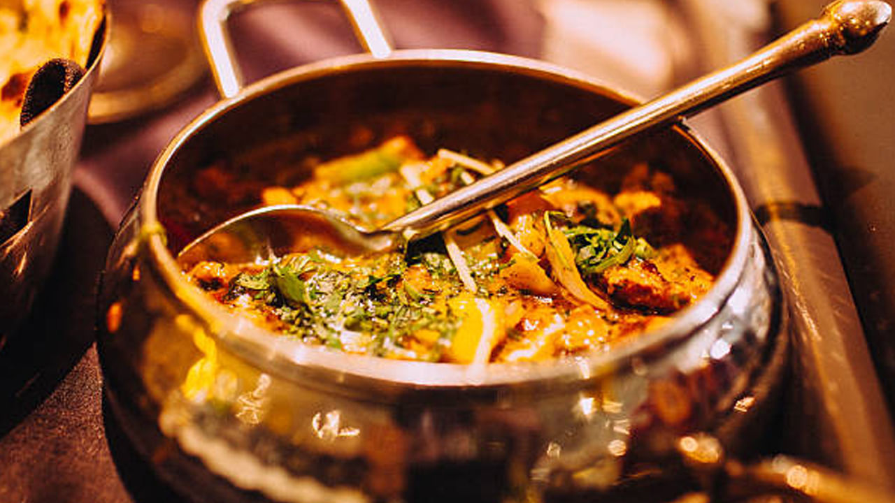 రాగి పాత్రలలో వంట: రాగిలో యాంటీ బాక్టీరియల్ లక్షణాలు ఉన్నాయి. ఇవి కడుపు సమస్యలను దూరంగా ఉంచుతాయి. ఇంకా రాగి ఇనుము లోపాన్ని తొలగించడంలో సహాయపడుతుంది. హిమోగ్లోబిన్ ఉత్పత్తిని ప్రోత్సహిస్తుంది.ఇది ఎర్ర రక్త కణాల ఉత్పత్తిని నిర్వహించడానికి సహాయపడుతుంది. రాగి పాత్రలలో వంట చేయడం లేదా తినడం కూడా శరీరాన్ని నిర్విషీకరణ చేయడానికి సహాయపడుతుంది. ఎముకలను బలపరుస్తుంది. ముఖ్యంగా రాగి పాత్రలలో ఆహారం వేగంగా ఉడకుతుంది. మాడిపోయే అవకాశం తక్కువ. ఈ పాత్రల్లో వంట చేయడం వల్ల ఆహారంలో ఉండే విటమిన్లు, ఖనిజాలు సంరక్షించబడతాయి. ఈ ప్రయోజనాలతో పాటు.. రాగి పాత్రలో చేసే ఆహారం రుచిని కూడా పెంచుతుంది.