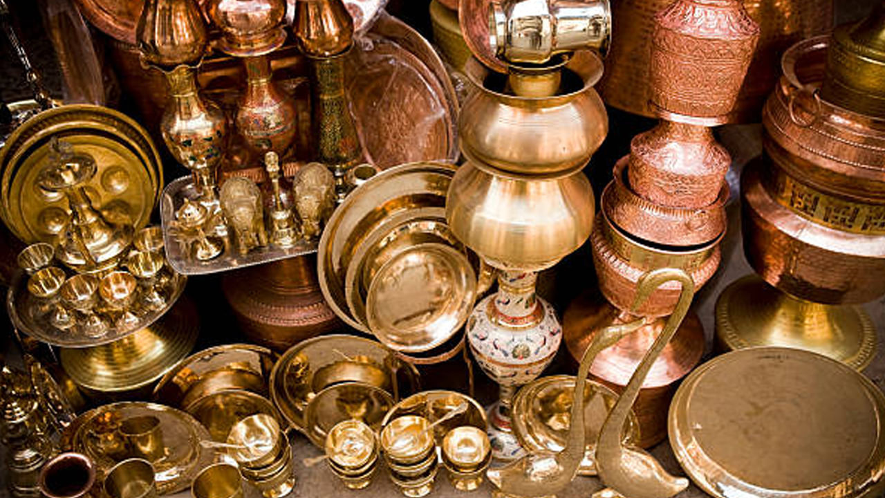 రాగి, ఇత్తడి అనే రెండు లోహాలను ఆరోగ్యానికి చాలా ప్రయోజనకరంగా భావిస్తారు. పురాతన కాలంలో ఆహారాన్ని రాగి పాత్రలలో వండేవారు. అయితే నేటికీ చాలా మంది తమ వంటశాలలలో రాగి పాత్రలను ఉపయోగిస్తున్నారు. రాగి పాత్రలలో వంట చేయడం వల్ల ఆహారంలోని పోషకాలు బాగా గ్రహించబడతాయని, ఇది జీర్ణక్రియను మెరుగుపరుస్తుందని, శరీరానికి అనేక ప్రయోజనాలను అందిస్తుందని నమ్ముతారు. ఇత్తడి కూడా అనేక వంటశాలలలో ఒక భాగం. ఇత్తడి పాత్రల్లో వంట చేయడం ఆరోగ్య ప్రయోజనాలను అందిస్తుంది. అయితే ఈ రెండు పాత్రలలో ఏది వంటకు ఎక్కువ ప్రయోజనకరంగా ఉంటుంది?  ఈ రోజు తెలుసుకుందాం