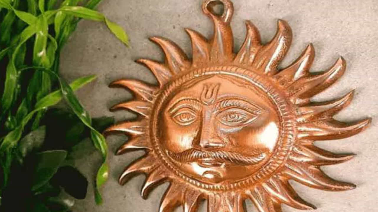 హిందూమతంలో జ్యోతిష్య శాస్త్రంలో నవ గ్రహాలకు అధినేత అయిన సూర్యుడికి విశేష స్థానం ఉంది. ప్రత్యక్ష దైవంగా సూర్యుడి పూజిస్తారు. అందుకనే సూర్యుడికి అర్ఘ్యం సమర్పించడం వలన అనేక ప్రయోజనాలు న్నాయని నమ్మకం. శక్తికి, వెలుగుకు ప్రతీకగా భావిస్తారు. రాగి సూర్యుడిని ఇంట్లో ఉంచడం వల్ల సానుకూల శక్తి ఇంట్లోకి ప్రవేశిస్తుందని నమ్ముతారు. అంతేకాదు రాగి సూర్యుడు దుష్టశక్తులను నిరోధించి, ఇంటికి అదృష్టాన్ని తెస్తుందని విశ్వాసం. అంతేకాదు జీవితంలో సానుకూలత కలుగుతుంది. ఇంట్లో రాగి సూర్యుడిని ఉంచుకోవడం వల్ల సూర్య గ్రహం ప్రభావం పెరుగుతుంది. కుటుంబ జీవితంలో అనేక ప్రయోజనాలు ఉన్నాయి. అవి ఏమిటంటే..
