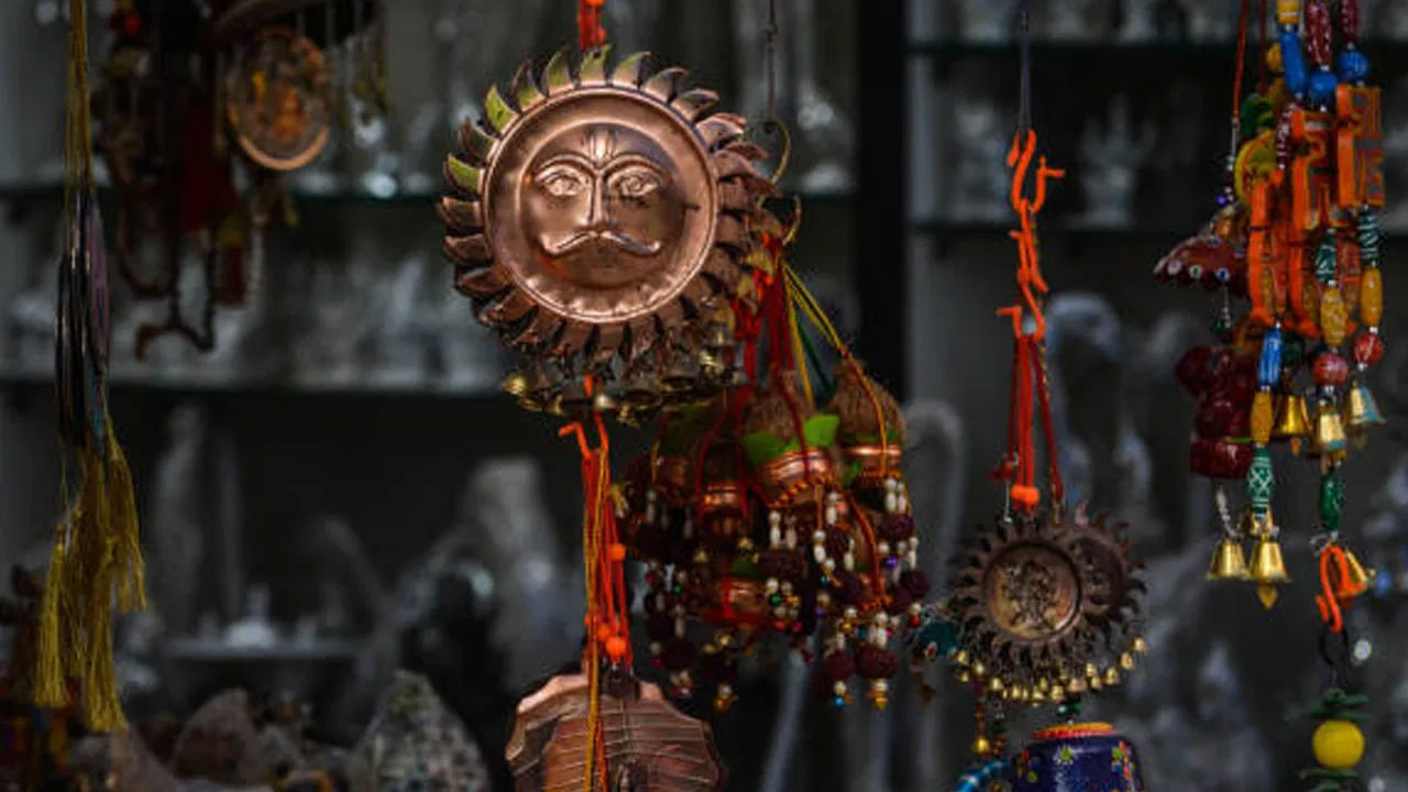 ఆత్మవిశ్వాసం, ఆత్మగౌరవాన్ని పెంచుతుంది: సూర్యుడు బలం, నాయకత్వానికి చిహ్నం. రాగి సూర్యుడిని ఇంట్లో పెట్టుకోవడం వలన ఆత్మవిశ్వాసం, ధైర్యం పెరుగుతాయి.
