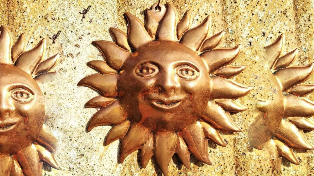 మానసిక ఒత్తిడి, ఆందోళనను తగ్గిస్తుంది:  ఇంట్లో రాగి సూర్యుడిని పెట్టుకోవడం వలన మానసిక ఒత్తిడి నుంచి ఉపశమనం ఇస్తుంది. ఆందోళనను తగ్గిస్తుంది. భావోద్వేగ స్థిరత్వాన్ని ప్రోత్సహించి..  ఒత్తిడిని మెరుగ్గా నిర్వహించడంలో సహాయపడుతుంది.