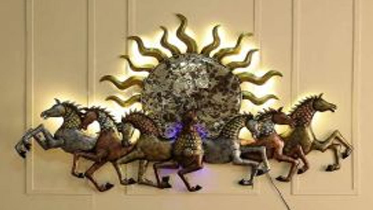 
సూర్యుడు తూర్పున ఉదయిస్తాడు. కొత్త ప్రారంభాలకు ప్రతీక కనుక రాగి సూర్యుడిని తూర్పు ముఖంగా ఉన్న గోడపై ఉంచండి. రాగి సూర్యుడి పవిత్రత, శక్తిని కాపాడేందుకు కంటి స్థాయి కంటే ఎత్తులో, పిల్లలకు అందకుండా ఉంచాలి.