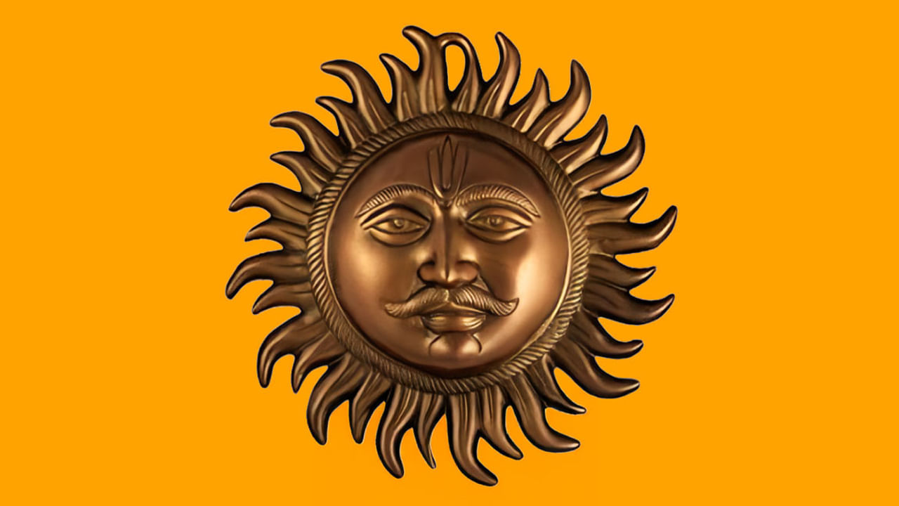 
రాగి సూర్యుడిని లివింగ్ రూమ్ లేదా ప్రధాన ద్వారం దగ్గర పెట్టుకోవడం అత్యంత పవిత్రమైన ప్రదేశాలుగా పరిగణించబడతాయి. ఆదివారం రోజున రాగి సూర్యుడిని పెట్టుకోండి. ఈ రోజు సూర్య భగవానుడికి అంకితం చేయబడిన రోజు.